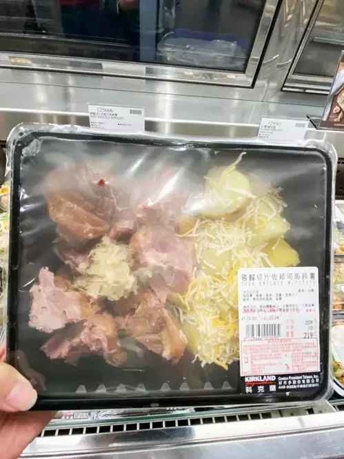 「豬腳切片佐起司馬鈴薯」被網友譽為隱藏版美食。(翻攝「Costco好市多 商品經驗老實說」)