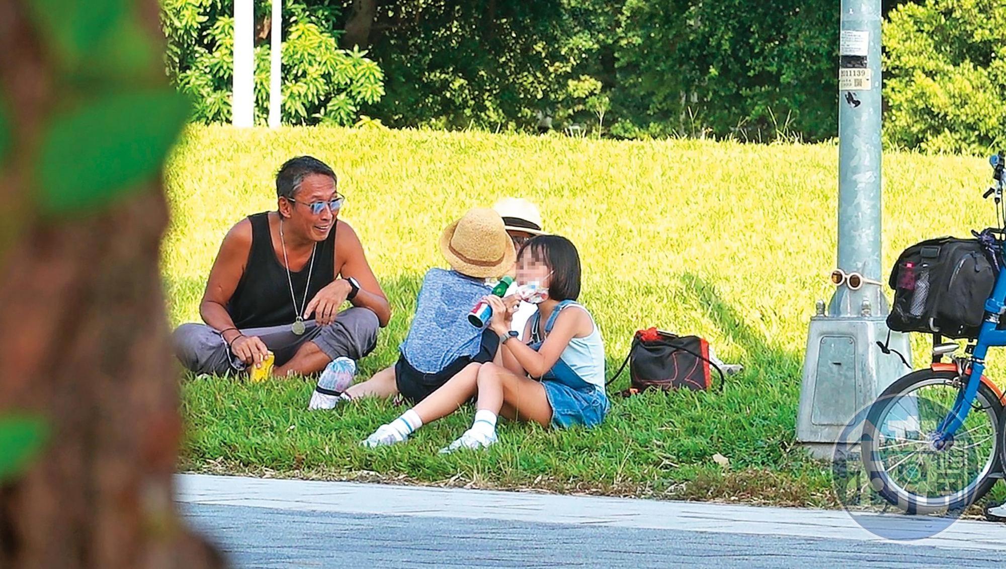 9月26日15:15,一夥人在草地上,鈕承澤逗弄著女友人的小孩,表情相當豐富。