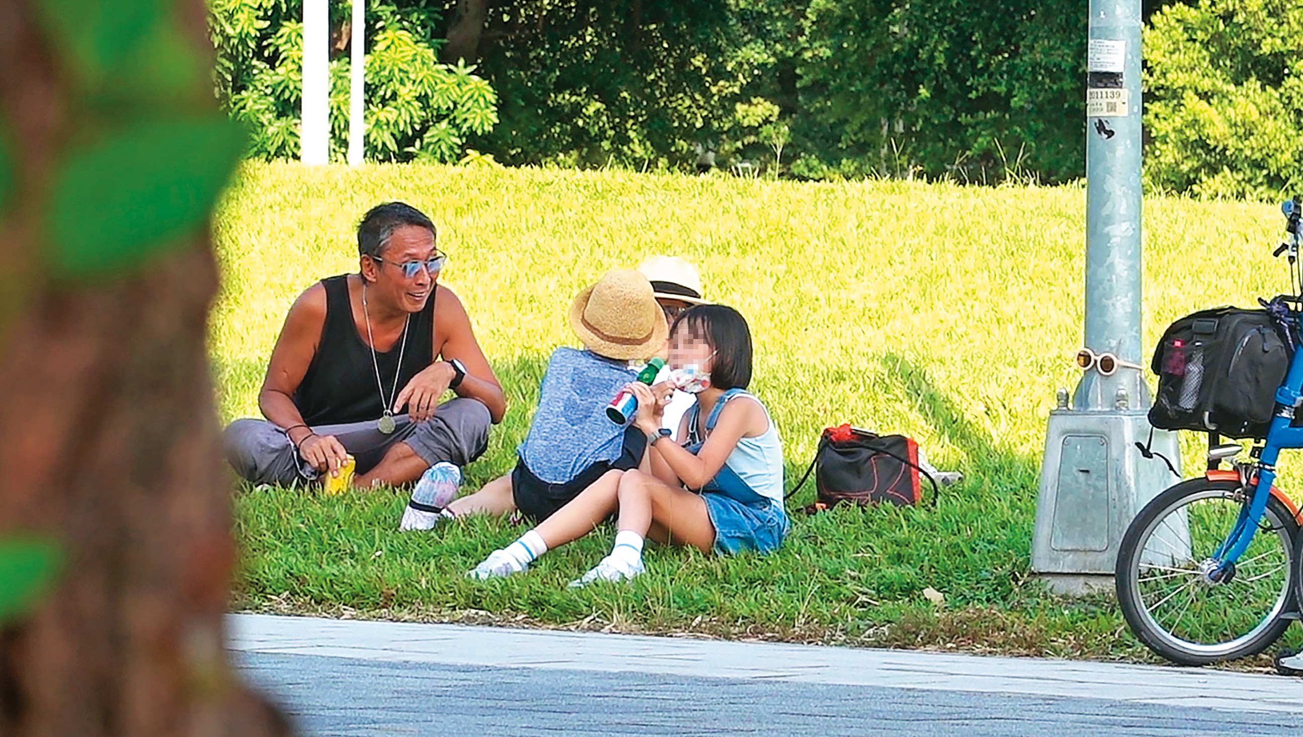 9月26日15：15，一夥人在草地上，鈕承澤逗弄著女友人的小孩，表情相當豐富。