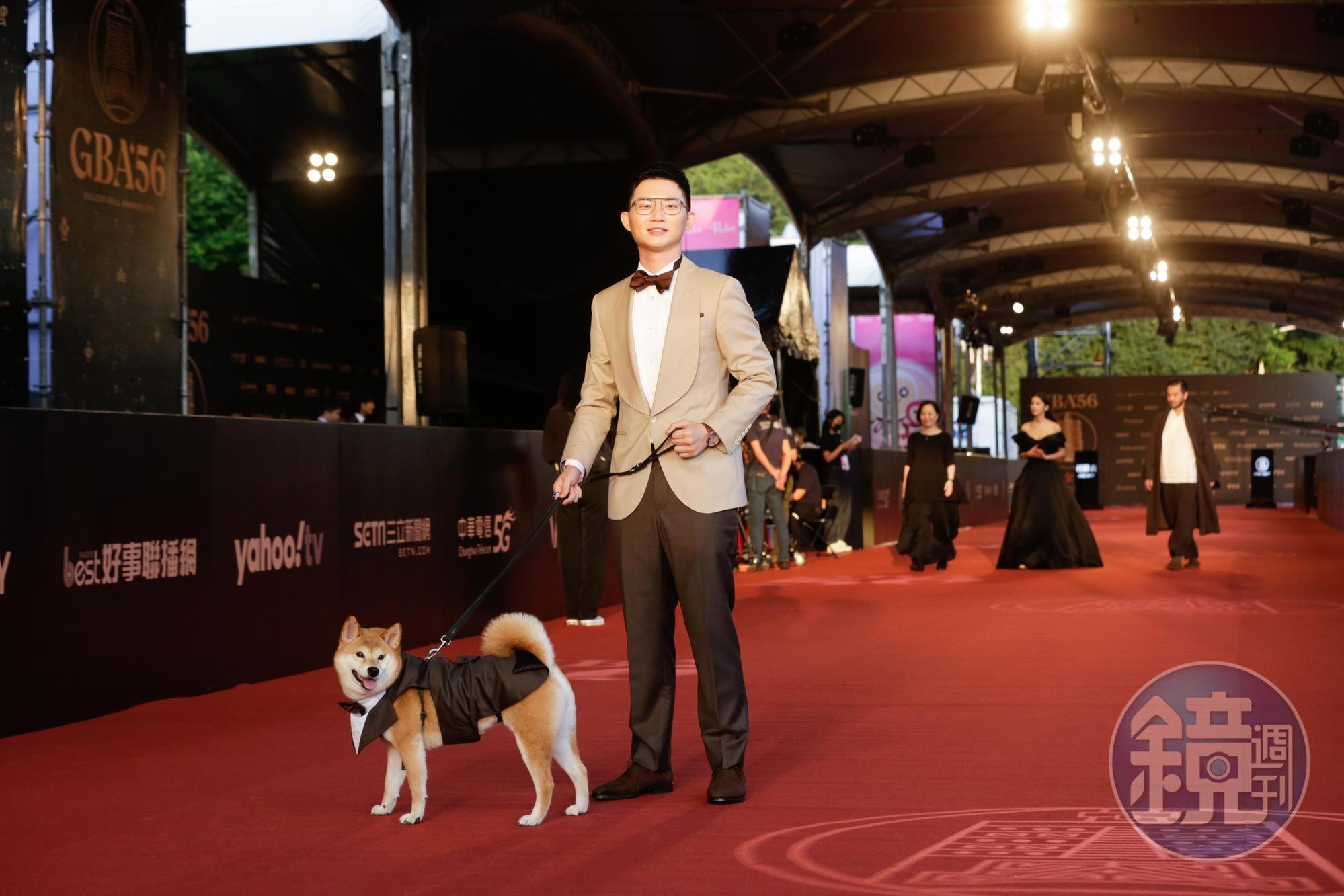 典禮主持人視網膜（陳子見）帶著愛犬柚子出場。