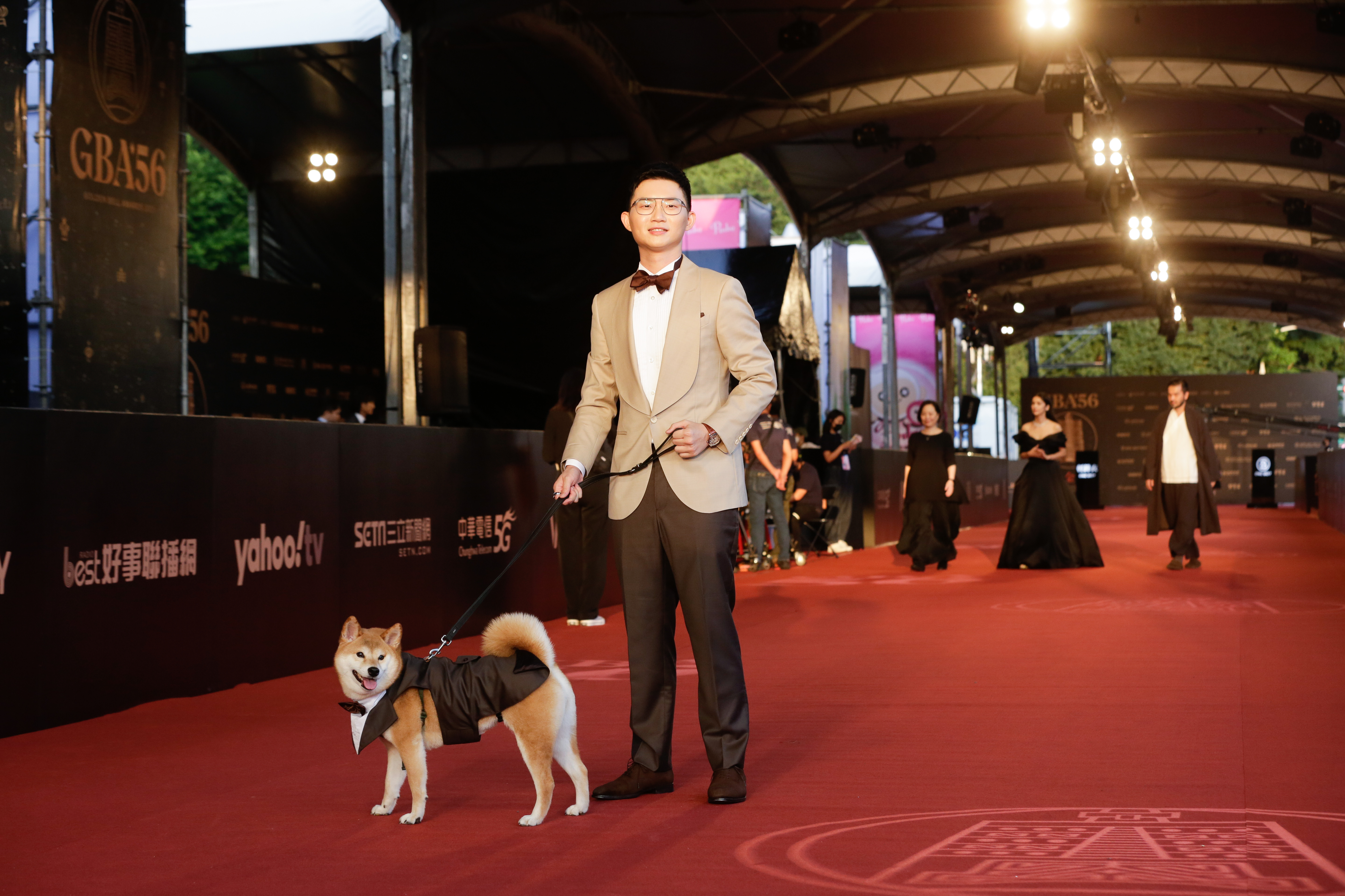 典禮主持人視網膜(陳子見)帶著愛犬柚子出場。