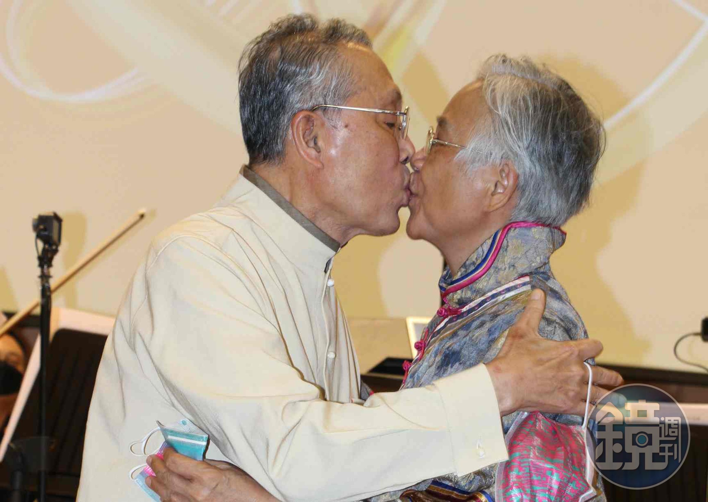 施振榮在金婚家庭音樂會獻吻老婆葉紫華。（智榮基金會提供）