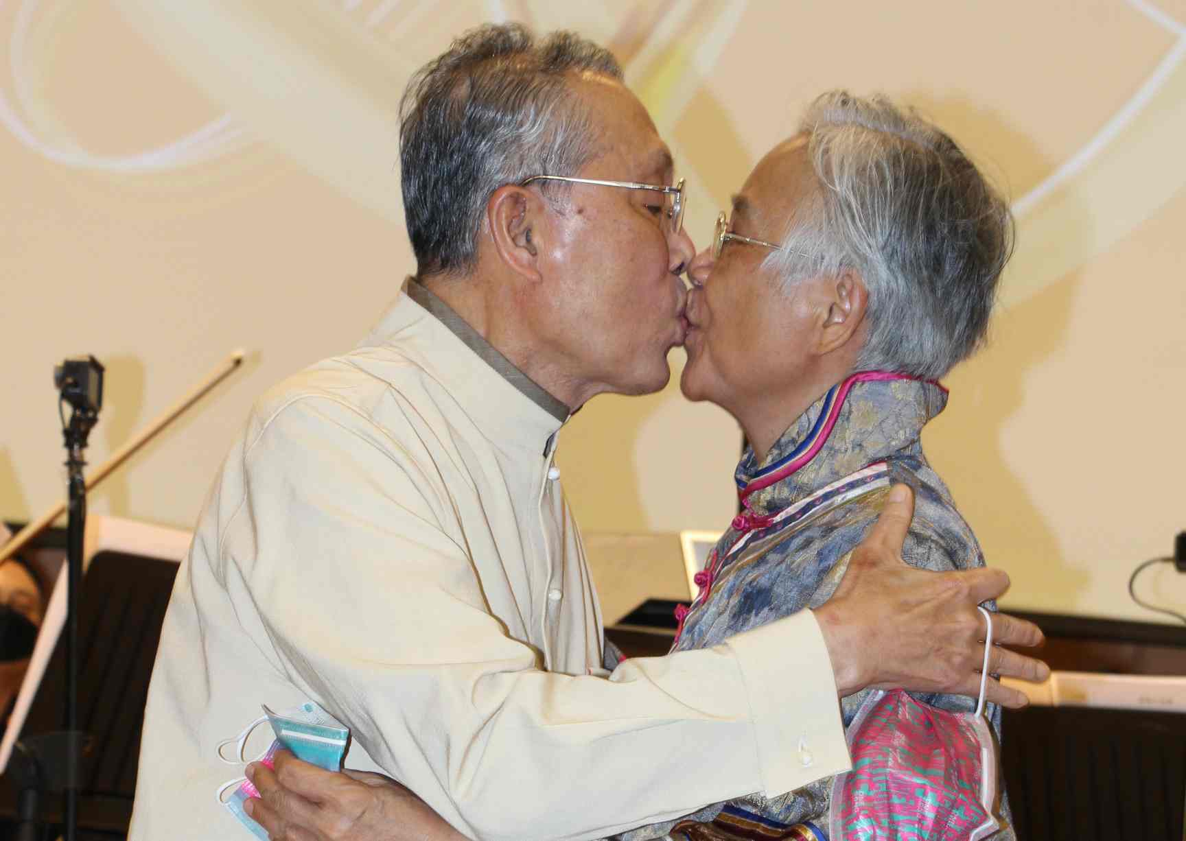 施振榮在金婚家庭音樂會獻吻老婆葉紫華。（智榮基金會提供）