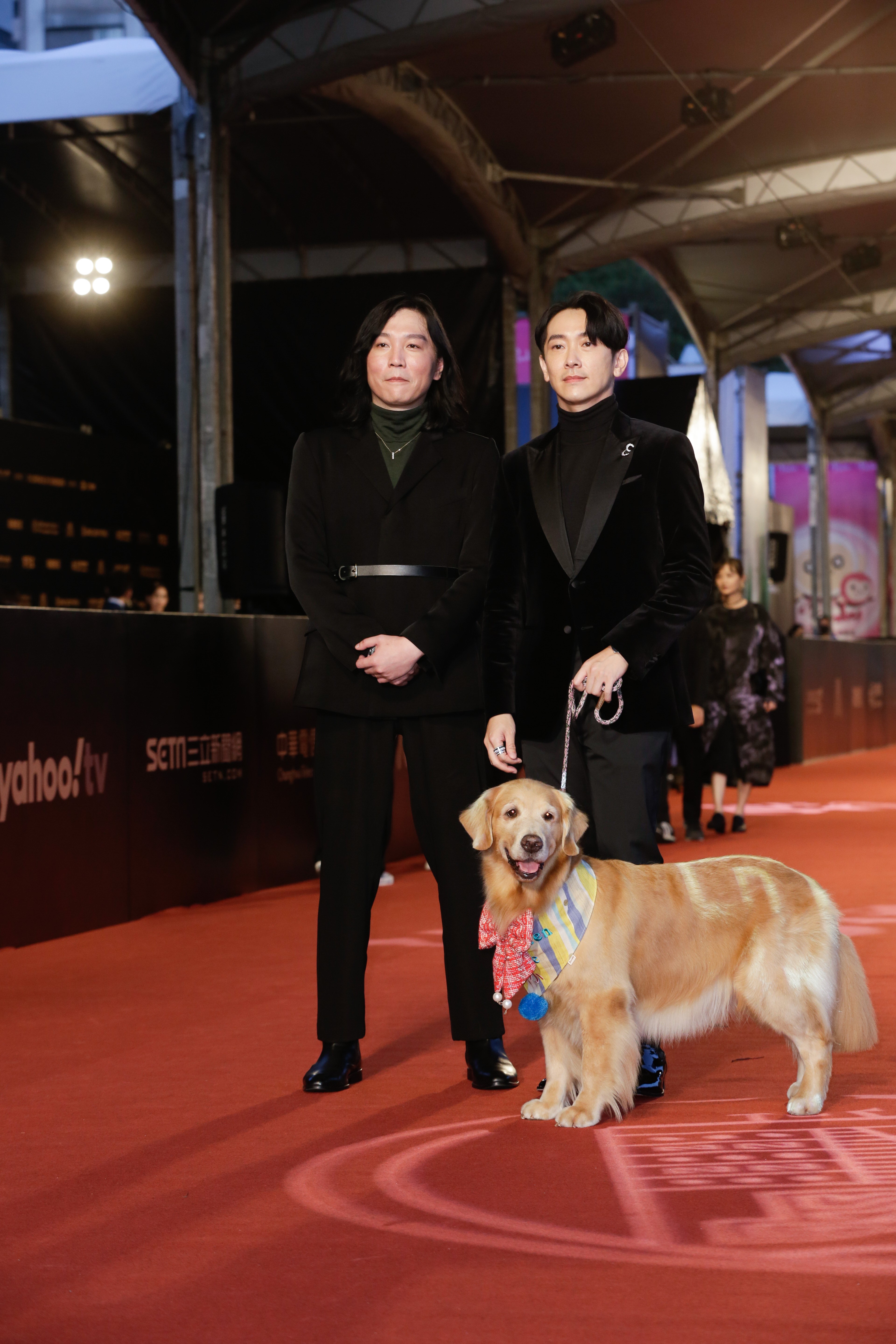 施名帥帶著愛犬走星光大道。