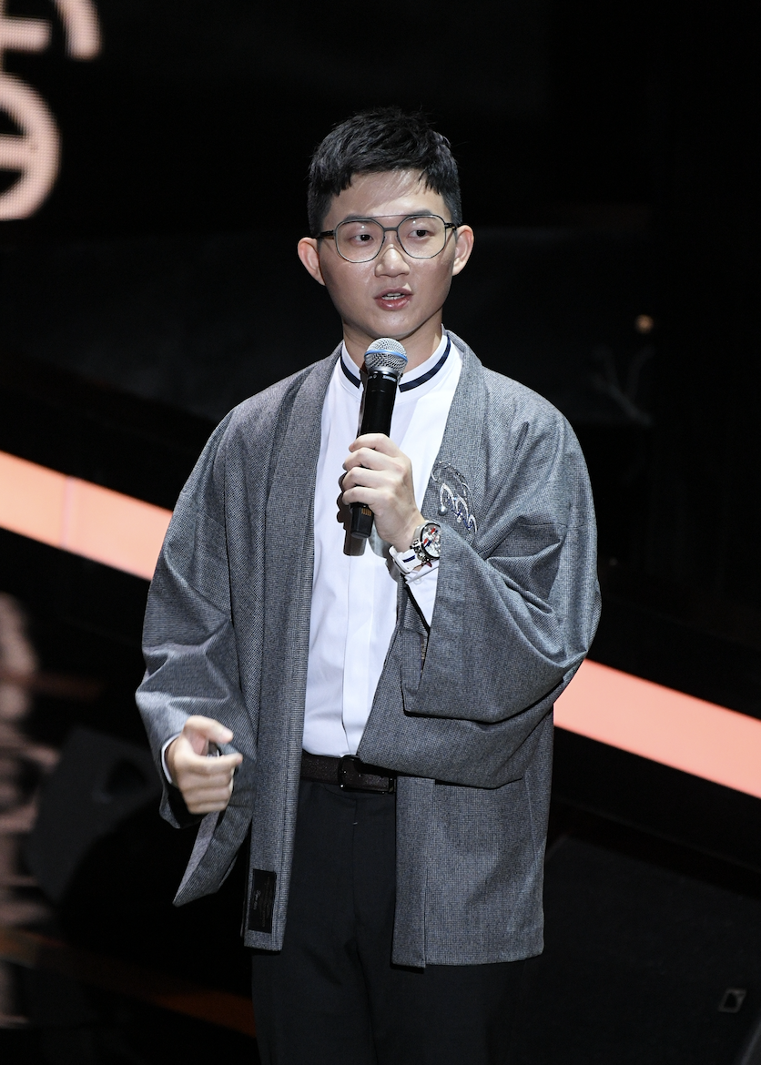 視網膜在典禮前發下豪語如果典禮拖時1分鐘就喝一杯他最討厭喝的香菜汁。(三立提供)