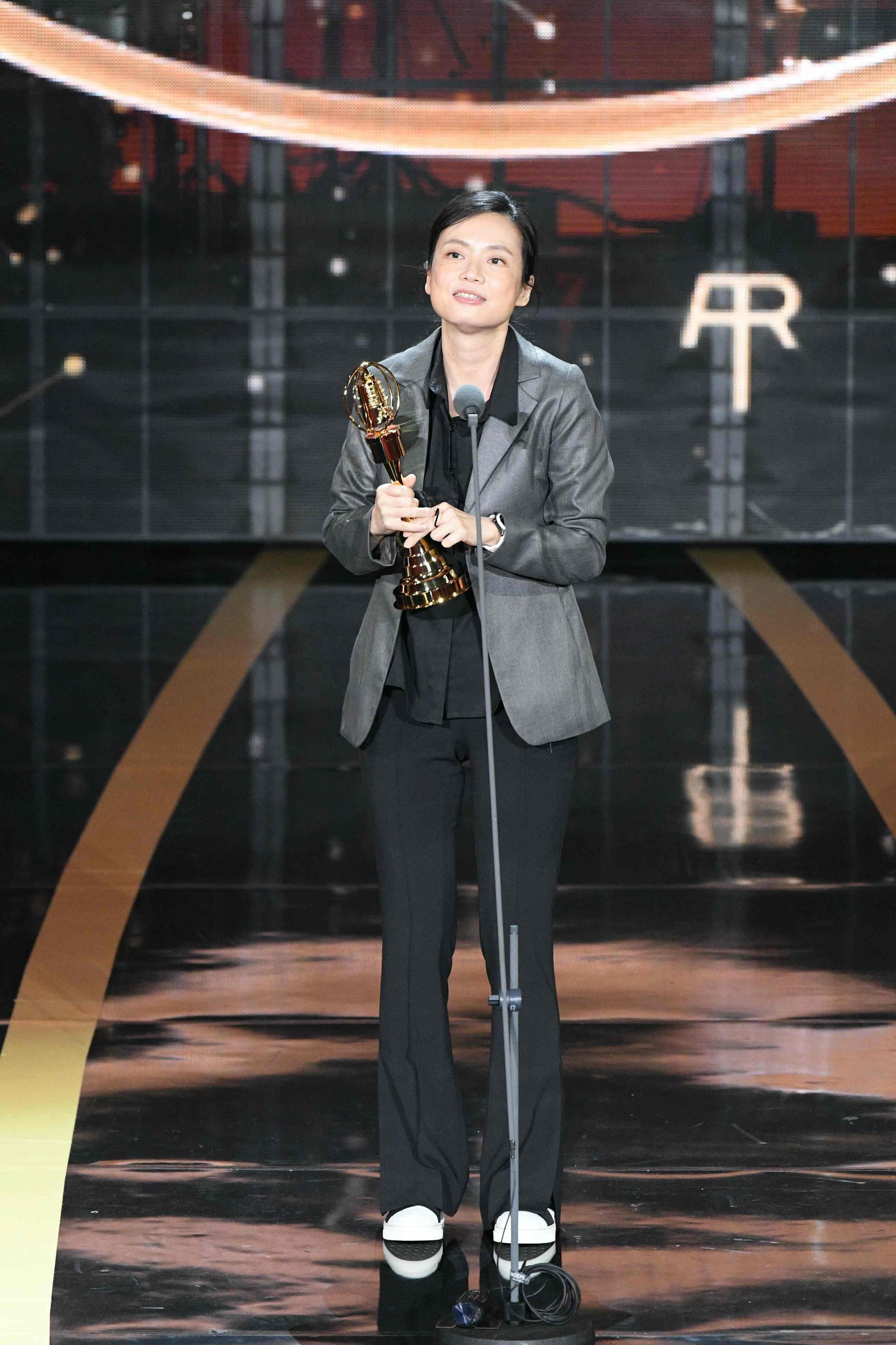 《做工的人》導演鄭芬芬拿下迷你劇集導演獎，感謝粉絲力挺，並且希望台劇繼續加油。（三立電視提供）