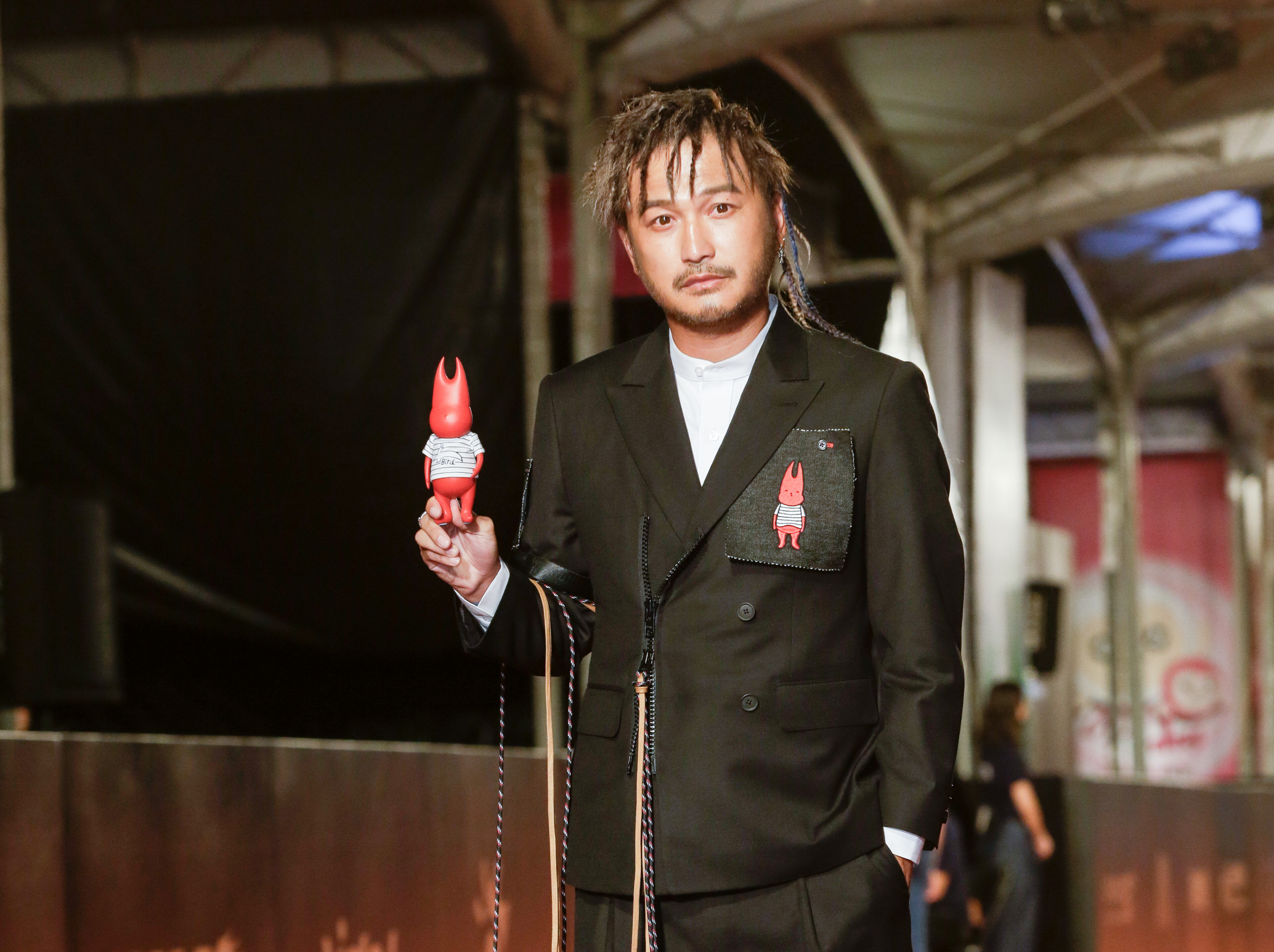 Kid帶著的小鬼創作的公仔走紅毯，希望能幫小鬼黃鴻升取得一座金鐘獎座，可惜希望落空。