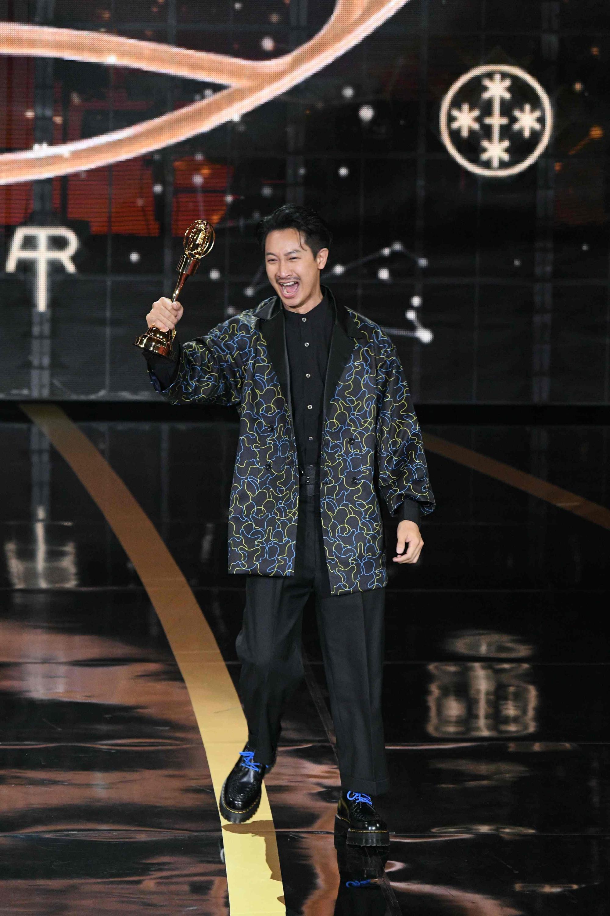 Darren邱偉凱以《我的婆婆怎麼那麼可愛》大兒子一角拿下男配角獎，他想把這個獎獻給爸媽，以及劇組所有人。（三立電視提供）