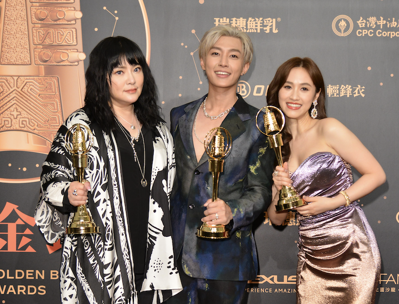 唐綺陽、吳姍儒、炎亞綸主持的《36題愛上你》奪下綜藝主持人獎。(三立提供)