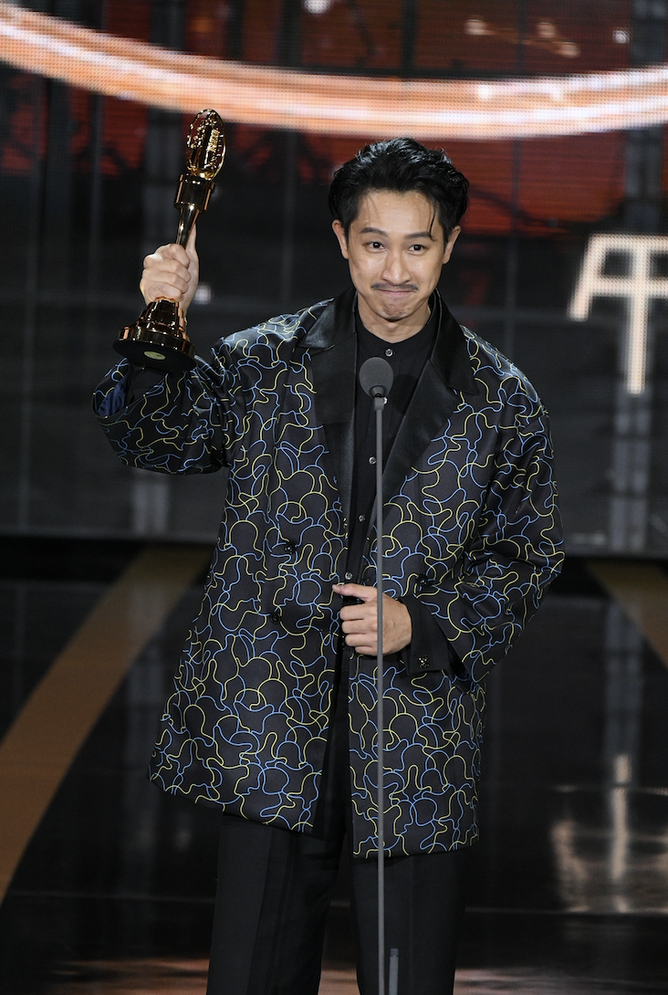 Darren（邱凱偉）以公視《我的婆婆怎麼那麼可愛》拿下戲劇節目男配角獎。（三立提供）