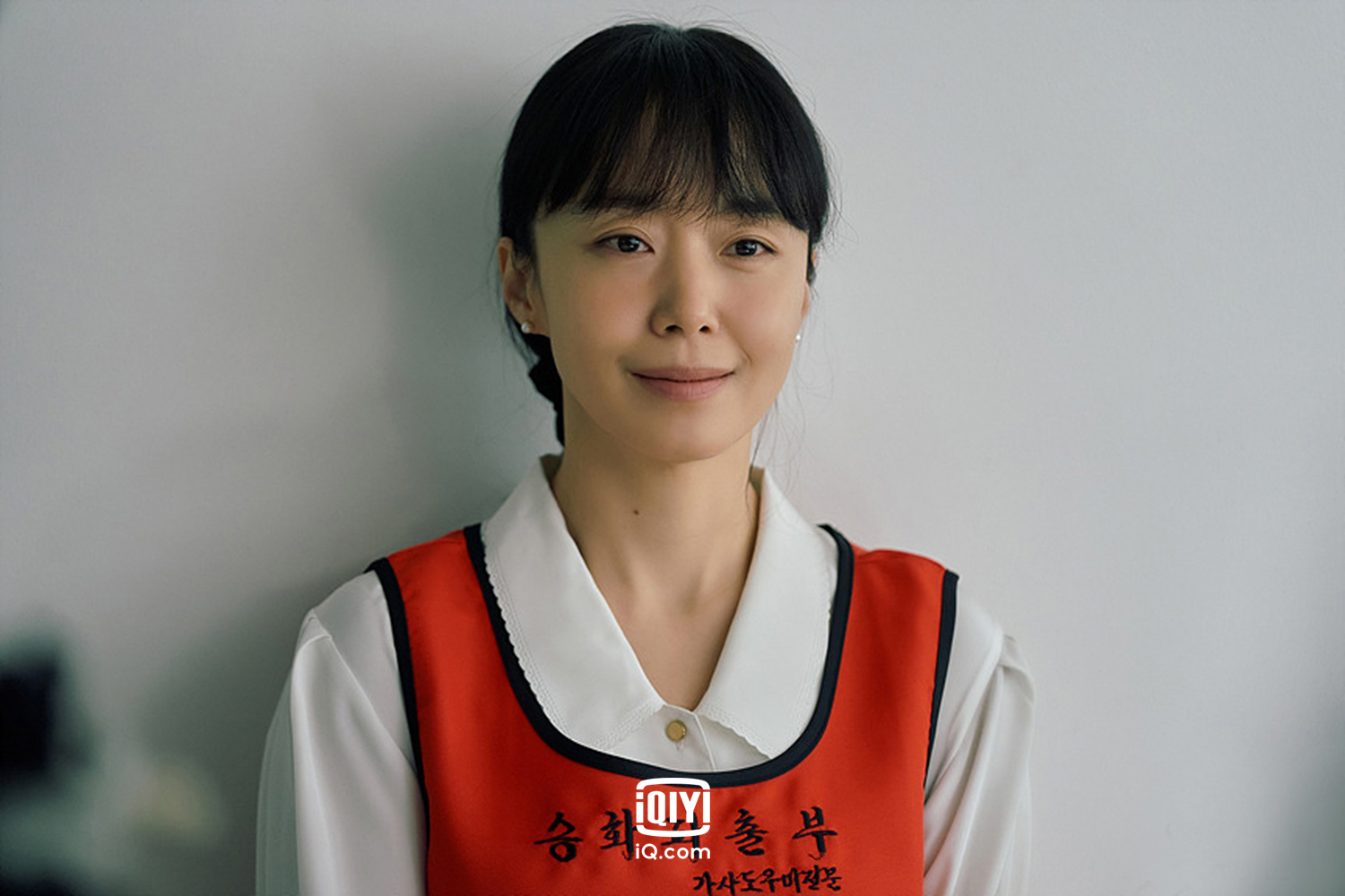 全道嬿在《人間失格》隱瞞自己失業的事實,偷偷去當鐘點清潔婦。(愛奇藝國際站提供)