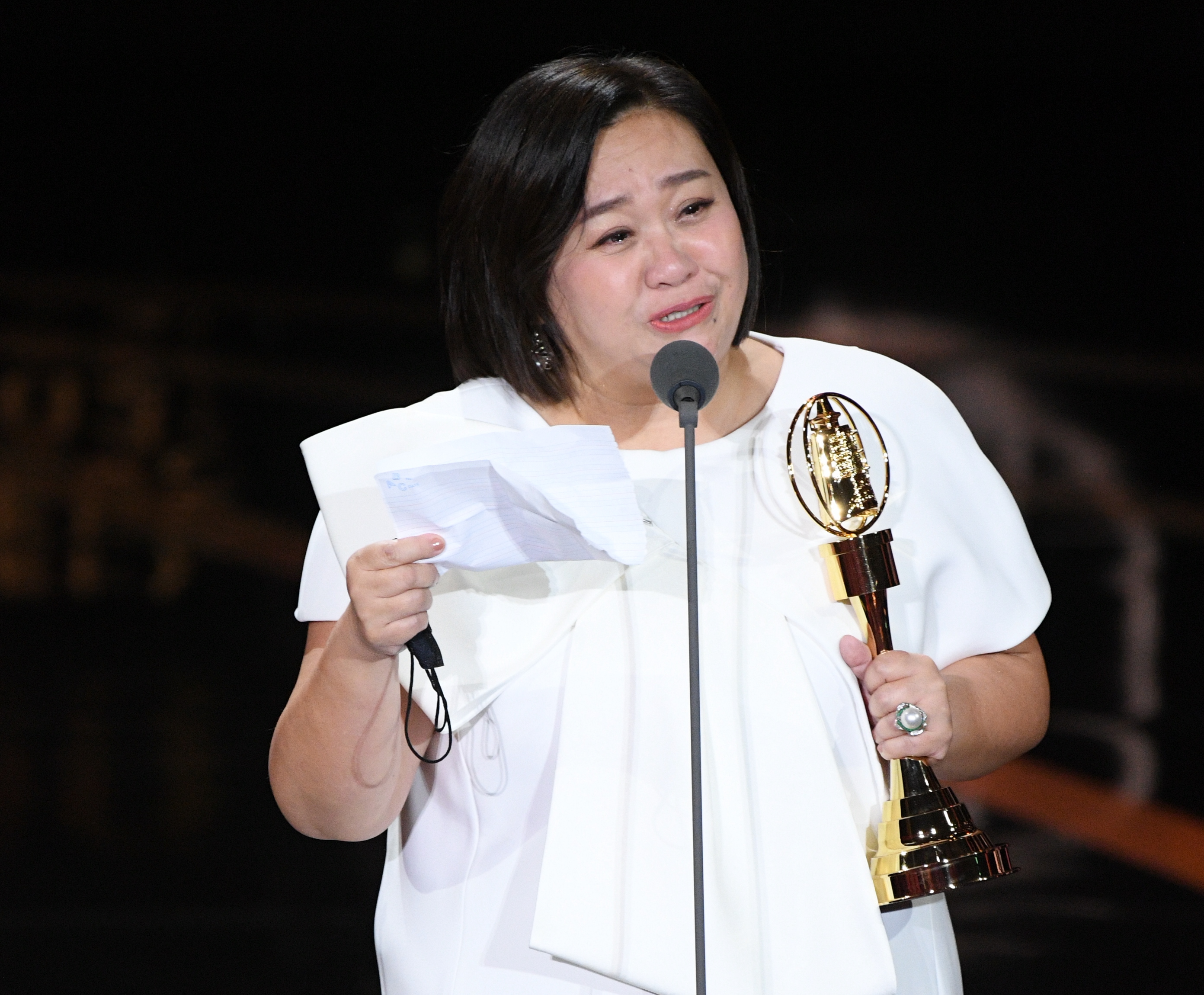 鍾欣凌拿下最佳女主角獎心情激動。（三立提供）
