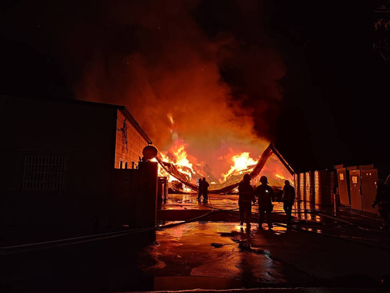 彰化大村鄉「文賀」紙廠發生火警,2,000坪廠房付之一炬,3人灼傷送醫,幸無生命危險。(讀者提供)