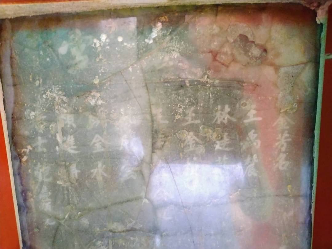 廟宇牆壁上石板刻有現任總統府資政顏志發父親「顏進得」大名。（讀者提供）