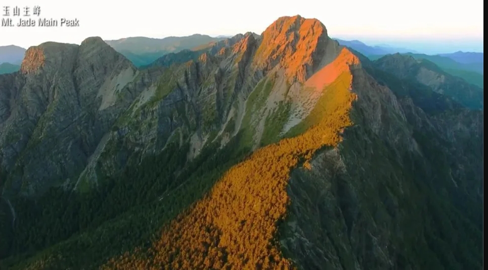 國慶影片中的玉山被誤植成瑞士高山，外交部獲悉後才知出包，目前影片已緊急修正。（翻攝自影片）