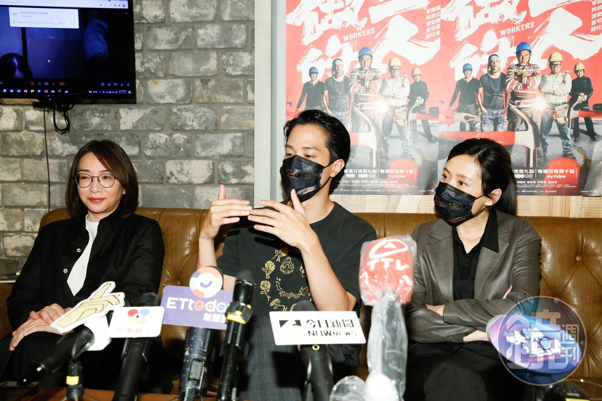 薛仕凌和經紀人林昱伶與導演鄭芬芬開心為金鐘獎慶功。