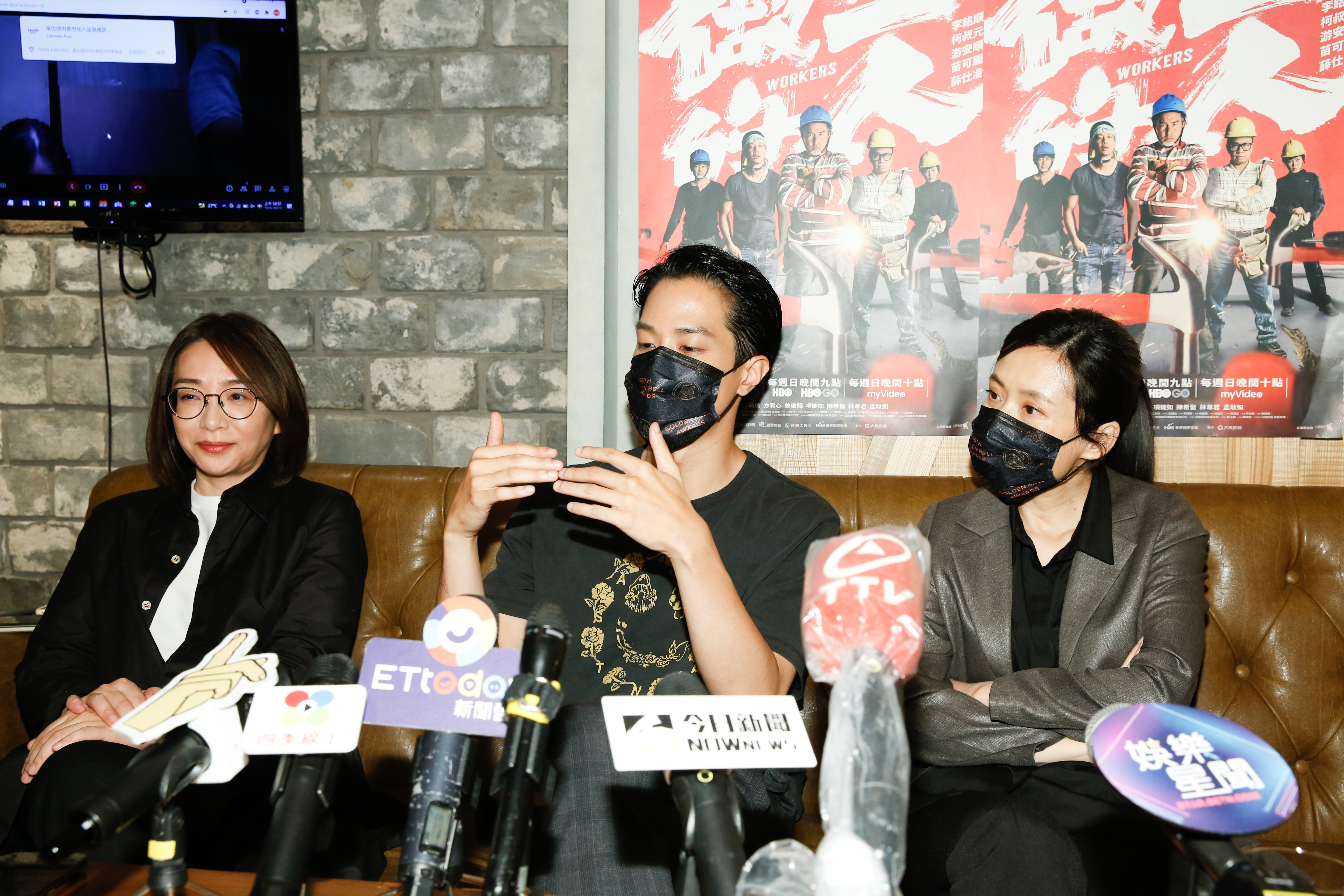 薛仕凌和經紀人林昱伶與導演鄭芬芬開心為金鐘獎慶功。