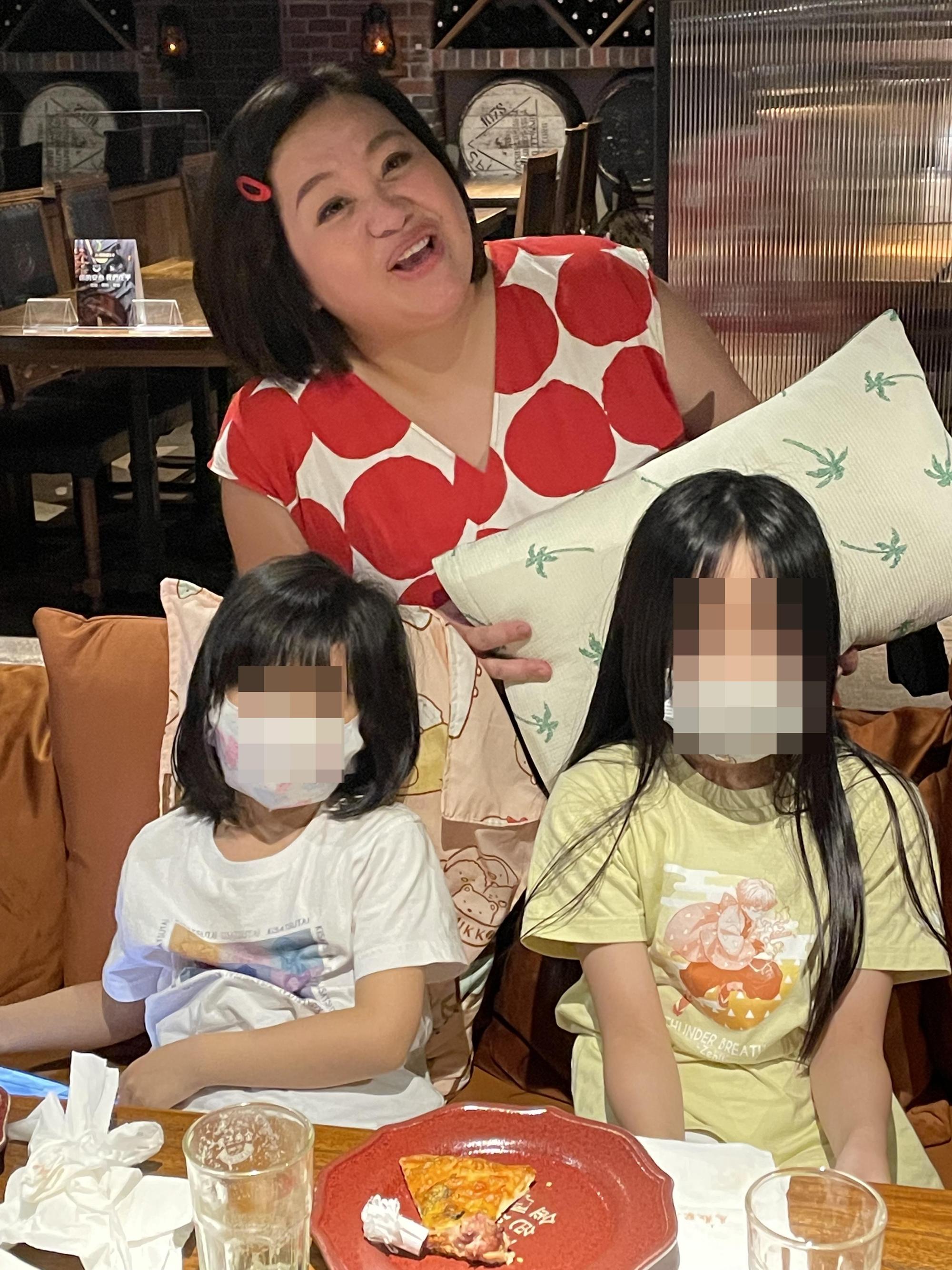 鍾欣凌因為沒人顧小孩,帶著兩個女兒到慶功宴。(公視提供)