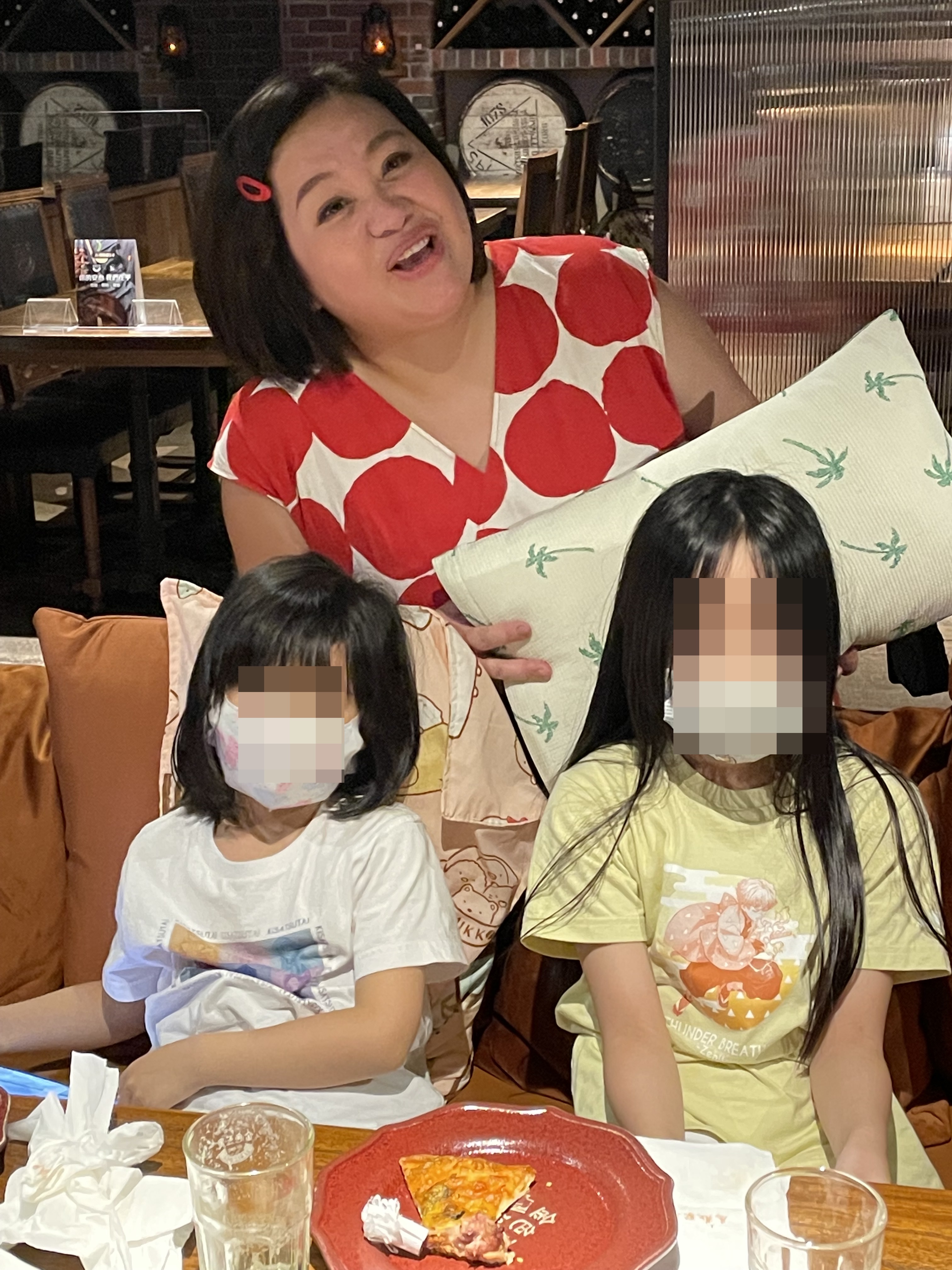 鍾欣凌因為沒人顧小孩，帶著兩個女兒到慶功宴。（公視提供）
