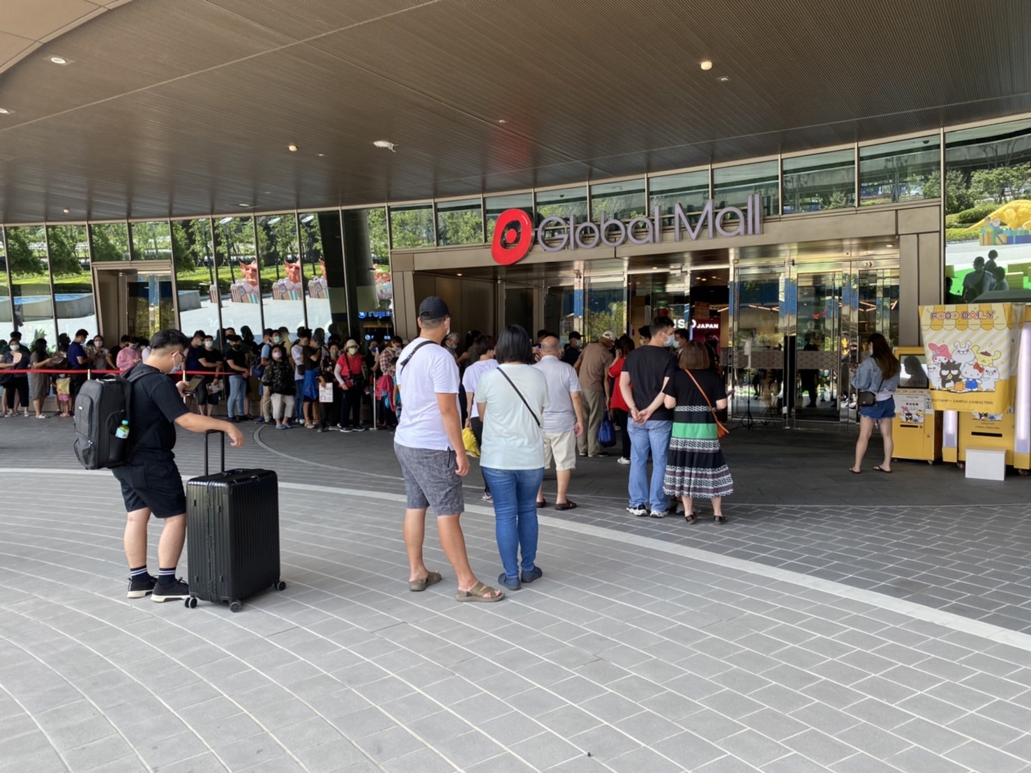 Global Mall桃園A19試營運當天，早上9點就有消費者在外等候進場。（環球提供）