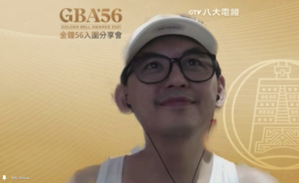 八大電視凌晨的線上慶功分享會,黃子佼以「吊嘎」現身。(八大堤供)