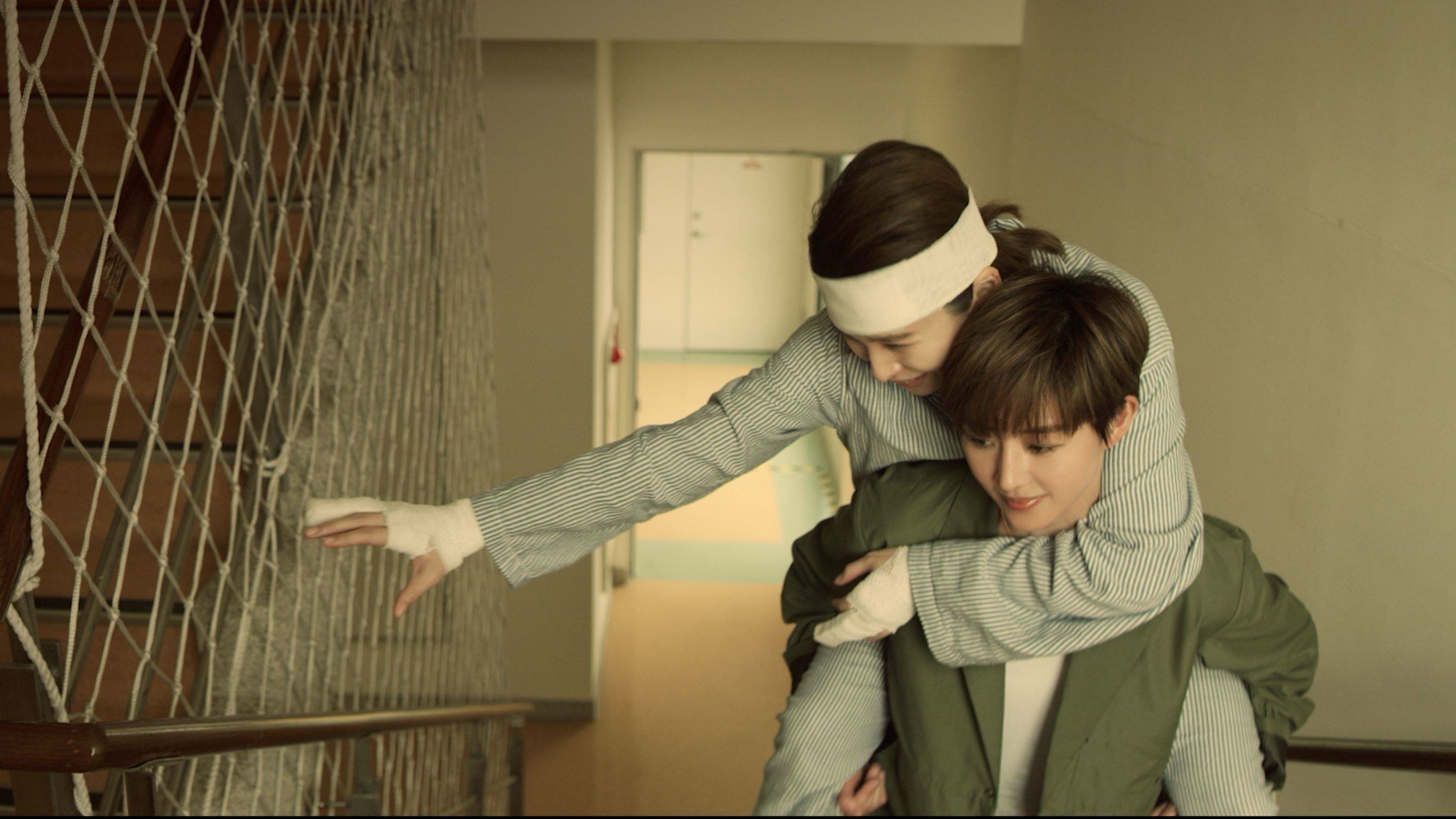 張鈞甯背徐若瑄爬樓梯，來來回回拍攝後真的一時腳軟。（HBO Go提供）