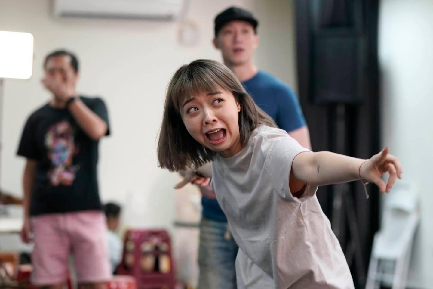 脫口秀演員龍龍遭同行老K爆料「《炎上》段子是找4位寫手幫忙」，她大方回應沒聲稱是自己寫的。（翻攝自龍龍的沒梗人生臉書）