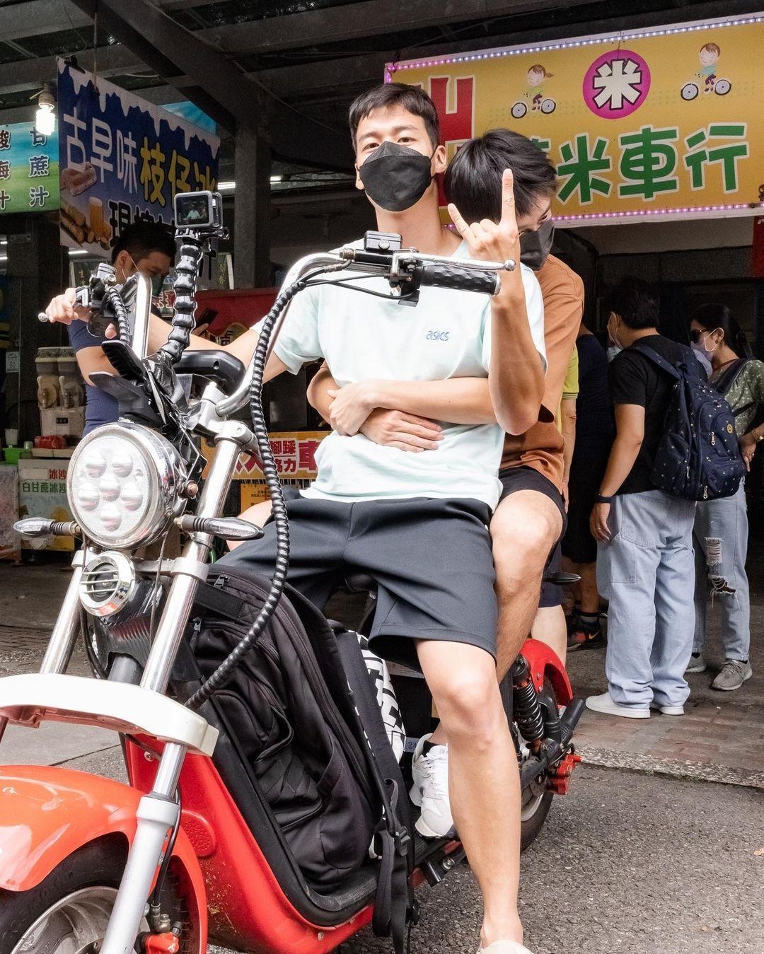 林敬倫騎重機載江宏傑,小傑一臉嬌羞、小鳥依人,粉絲敲碗兩人組CP。(翻攝自林敬倫IG)