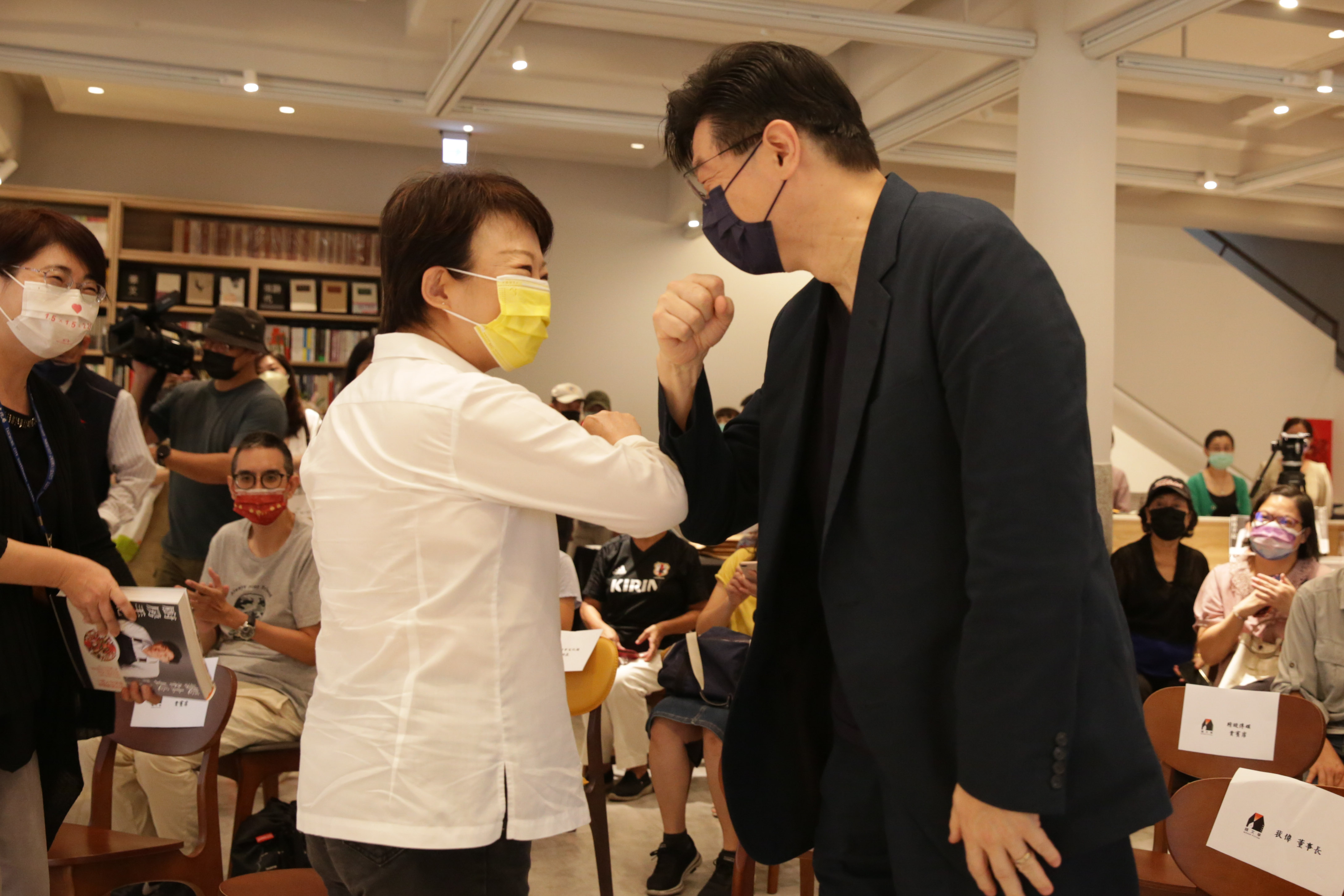 盧秀燕向裴偉喊話：「放下屠刀，拿起菜刀」。