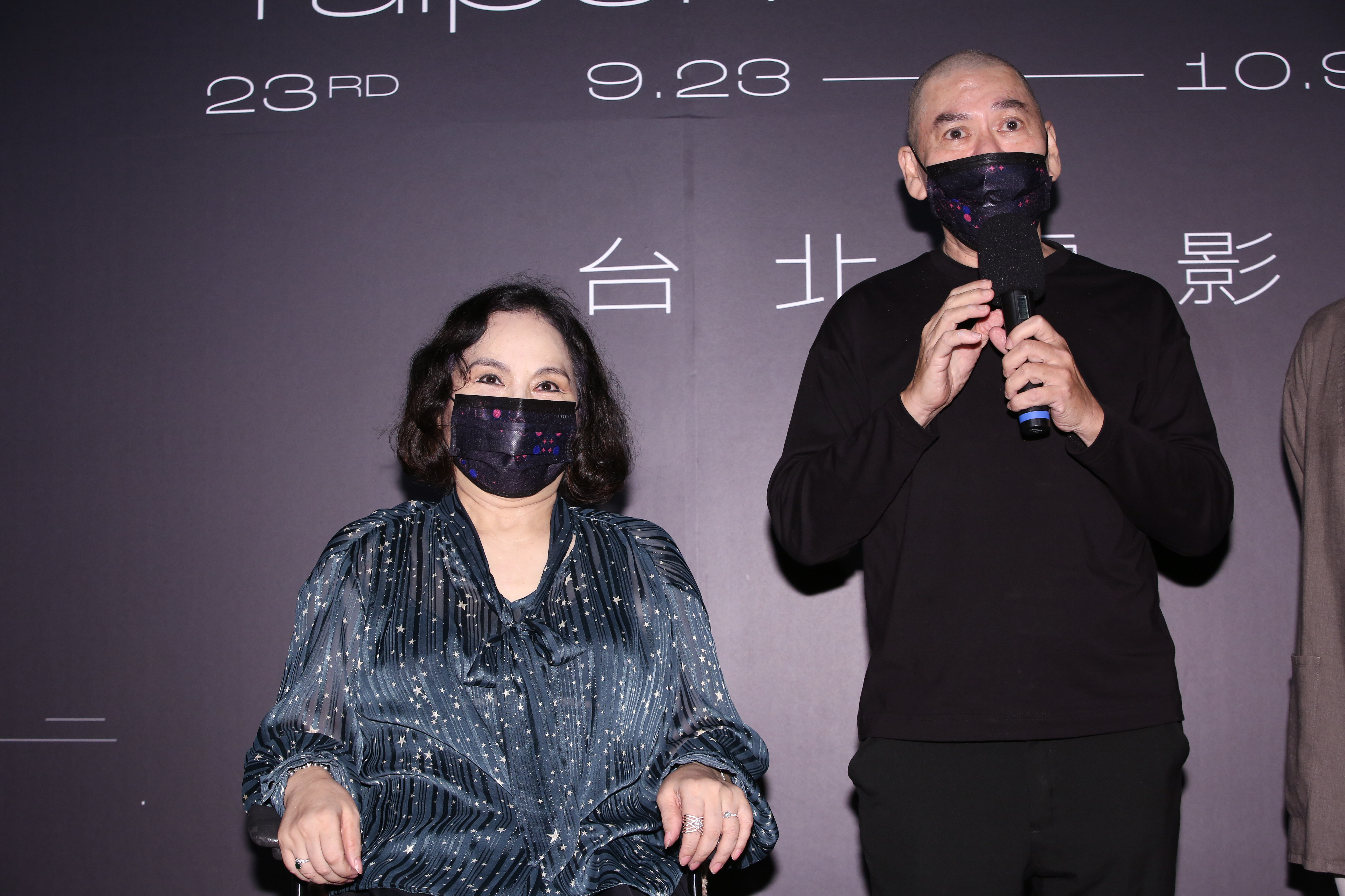 蔡明亮（右）自認為李珮菁（左）的粉絲，歌曲也都如數家珍。