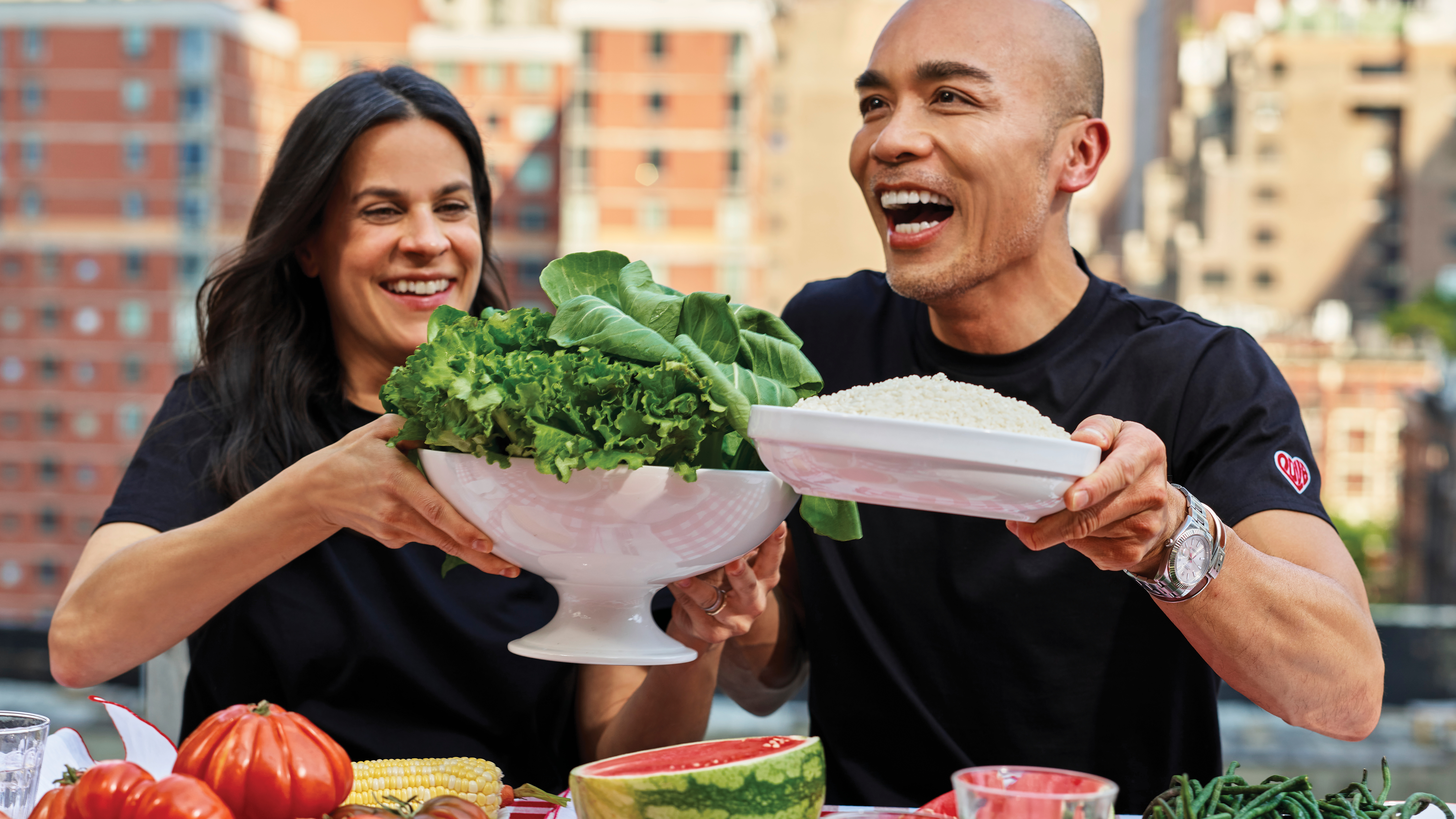 MICHAEL KORS由品牌員工擔任形象宣傳大使，穿上「WHS 2021」特別版設計單品，在紐約市屋頂拍攝準備分享餐食的宣傳影像。（MICHAEL KORS提供）