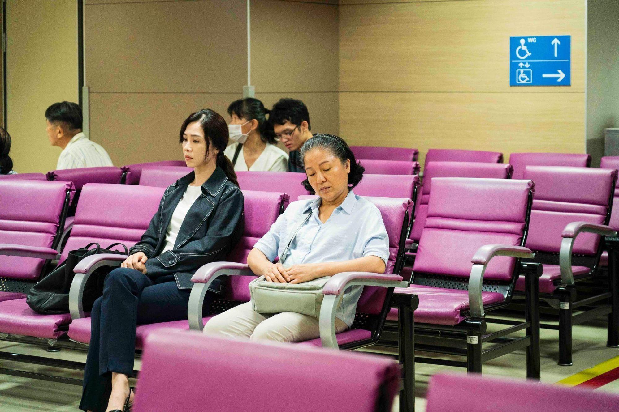 《四樓的天堂》有謝盈萱（前排左）和潘麗麗（前排右）等實力派演員同台，探討後疫情時代的人際關係。 （公視提供）