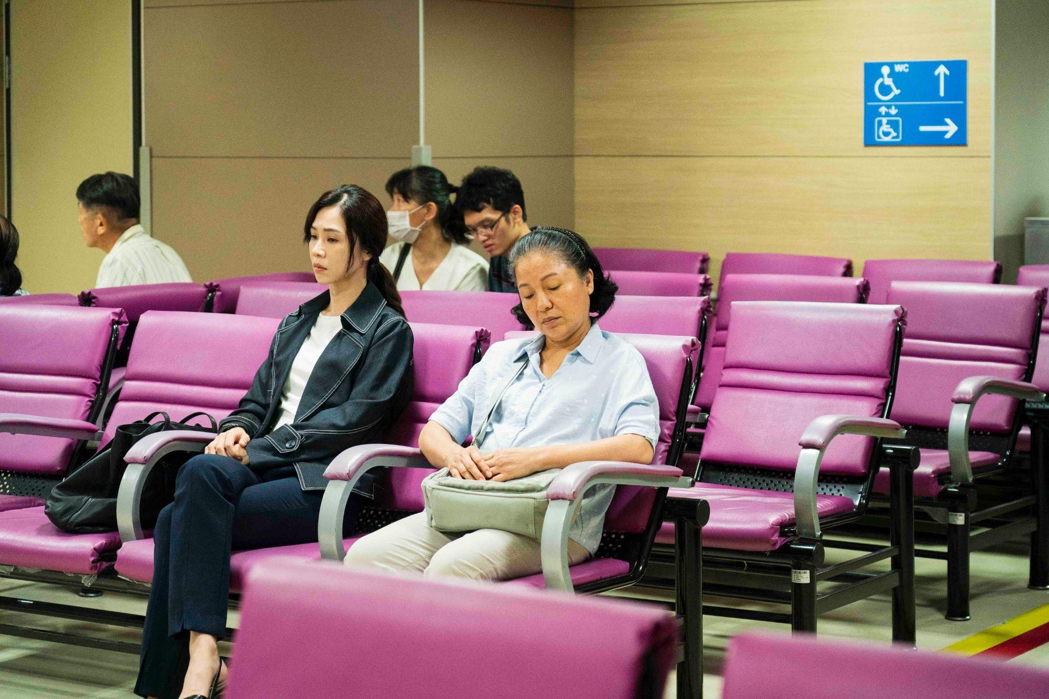 《四樓的天堂》有謝盈萱(前排左)和潘麗麗(前排右)等實力派演員同台,探討後疫情時代的人際關係。 (公視提供)