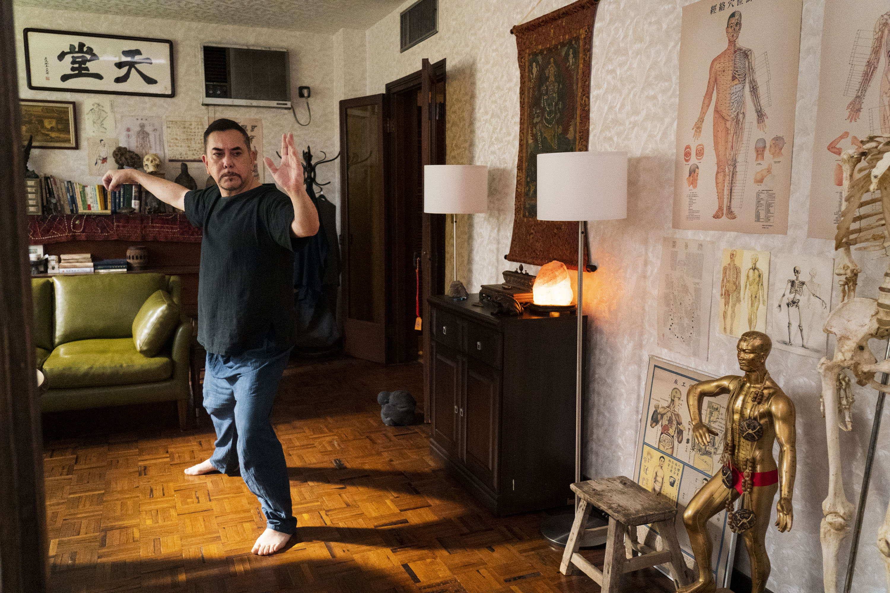 資深演員黃秋生首度演出台劇《四樓的天堂》，飾演來自香港、具神祕背景的推拿師。（公視提供）