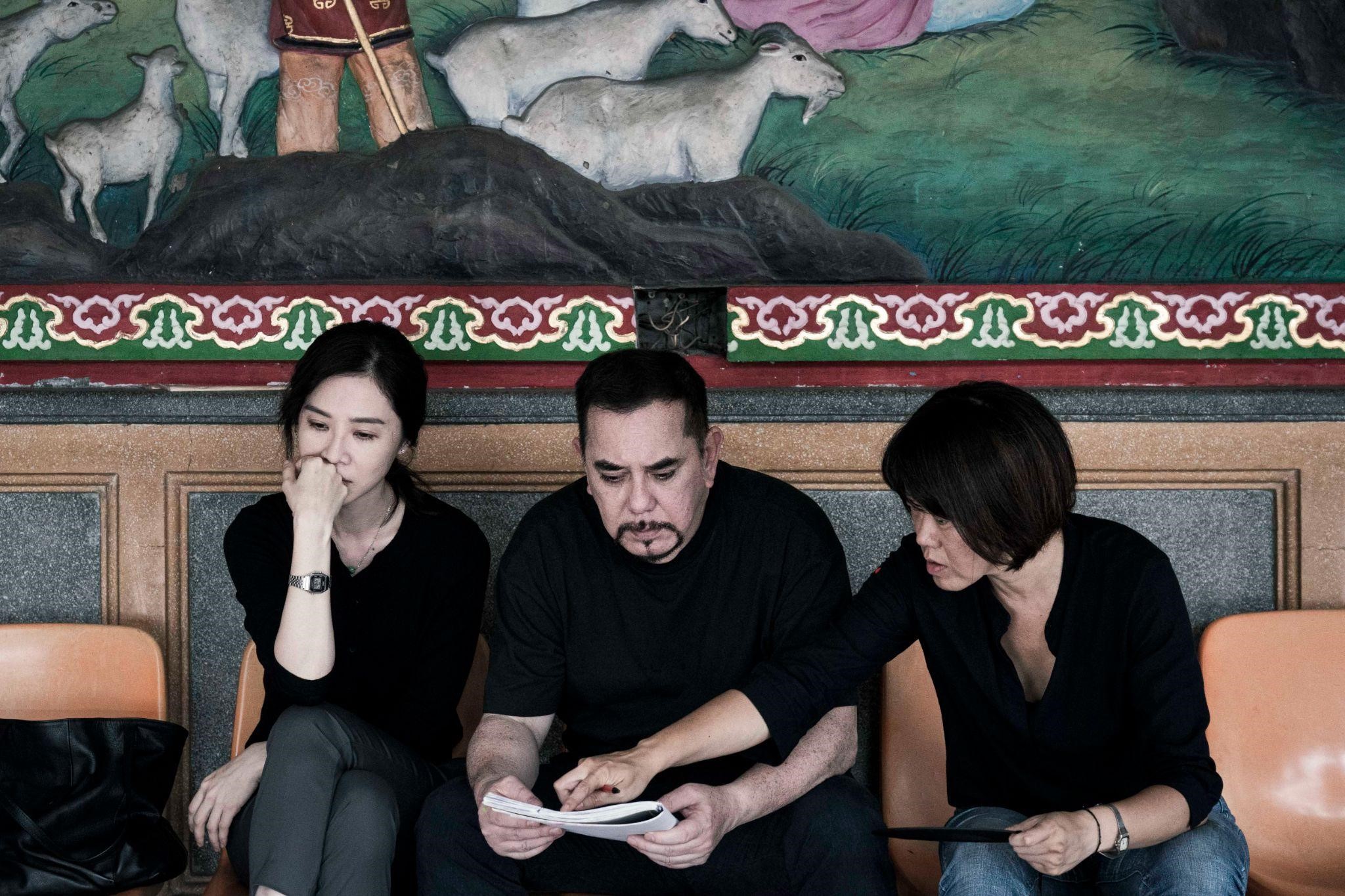 導演陳芯宜(右起)以推拿師故事創作《四樓的天堂》,在劇本階段便設想由黃秋生、謝盈萱主演。(公視提供)