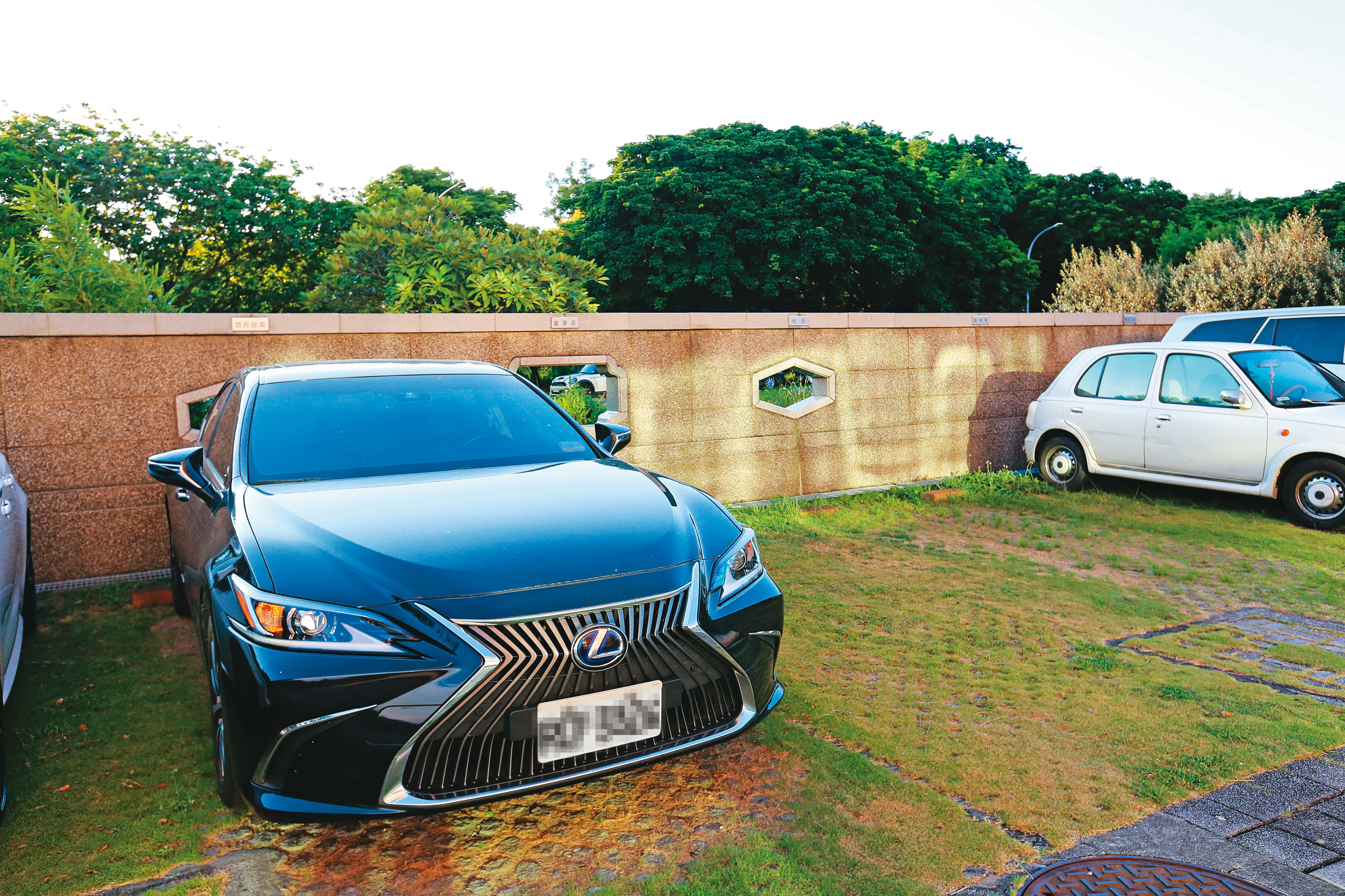 何權璋今年八月風光上任,配有豪華公務車、司機及專屬車位。