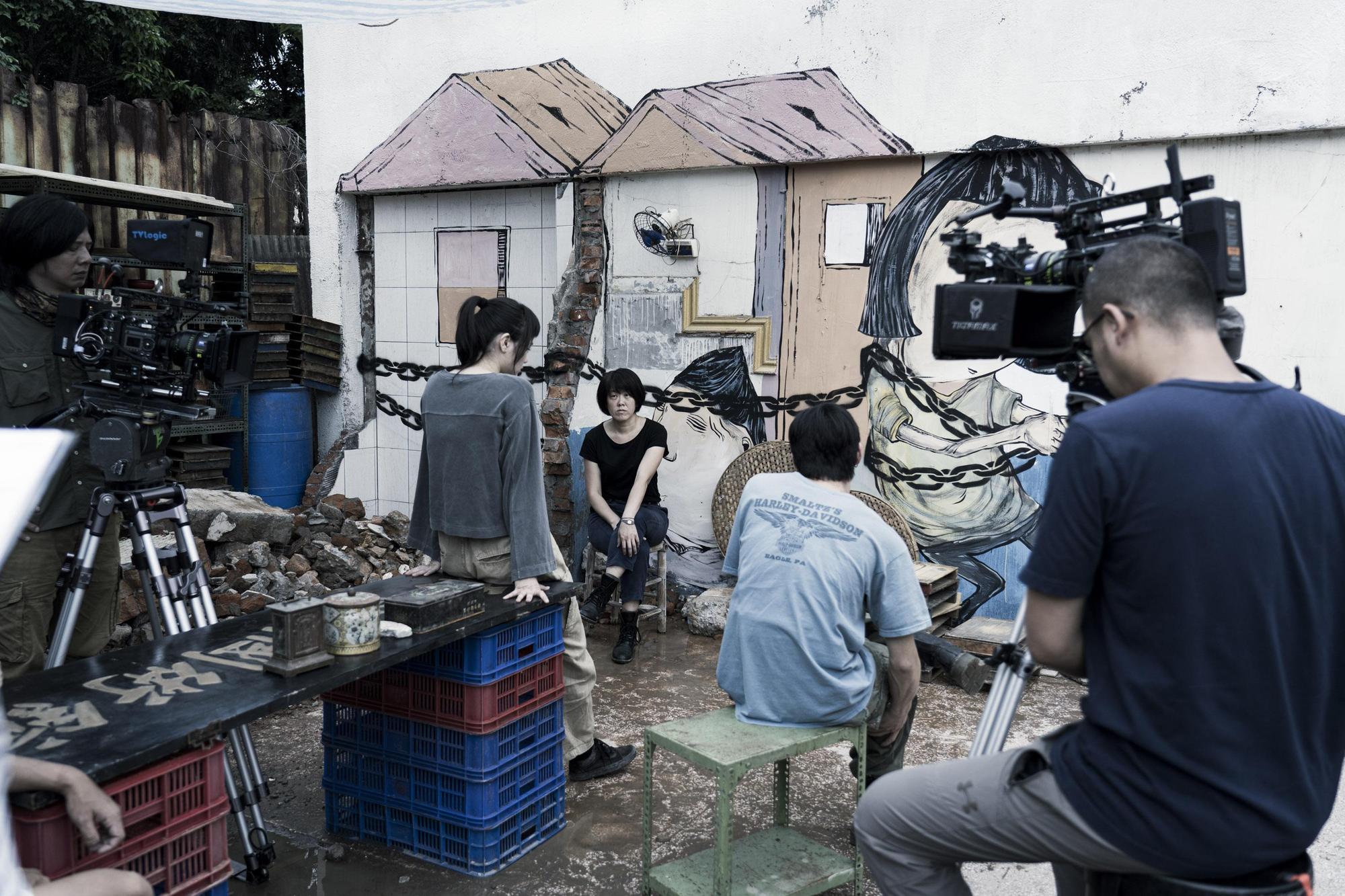 為避免工作超時,劇組拍攝期間常處於高壓狀態,是一大挑戰。 (公視提供)