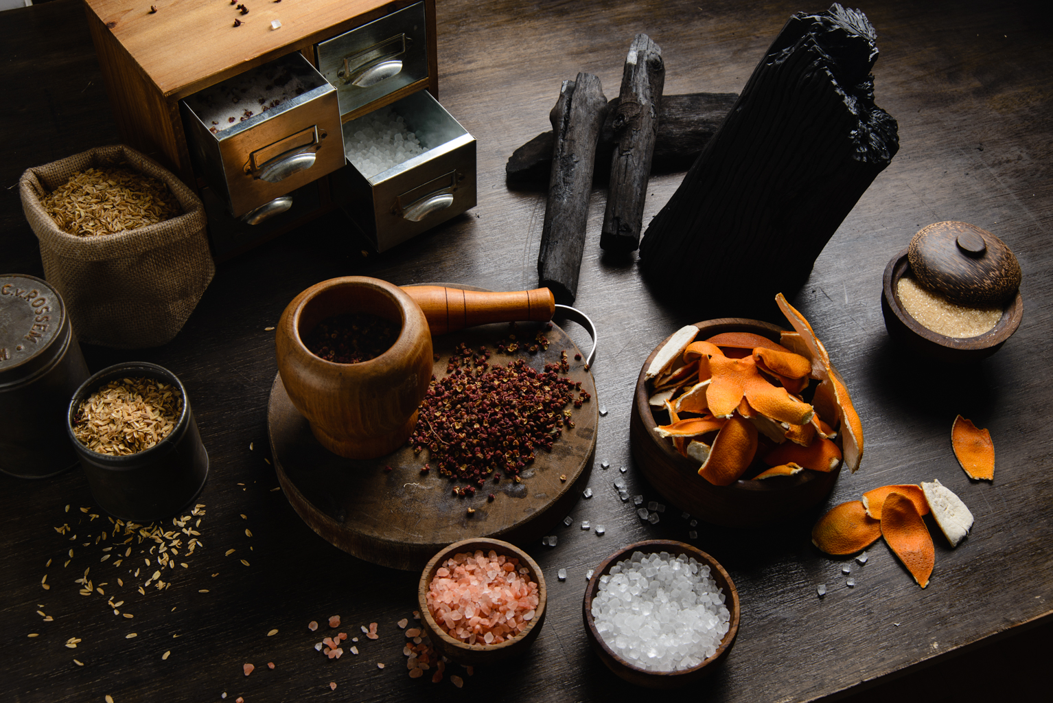 果木小薰臘肉使用低溫燻製，有效降低煙燻致癌物產生，讓所有消費者都可以安心大啖美食。（喬元手創團隊提供）