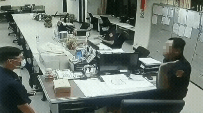 一名所長自賞巴掌讓菜鳥員警看傻眼。(翻攝自爆料公社)