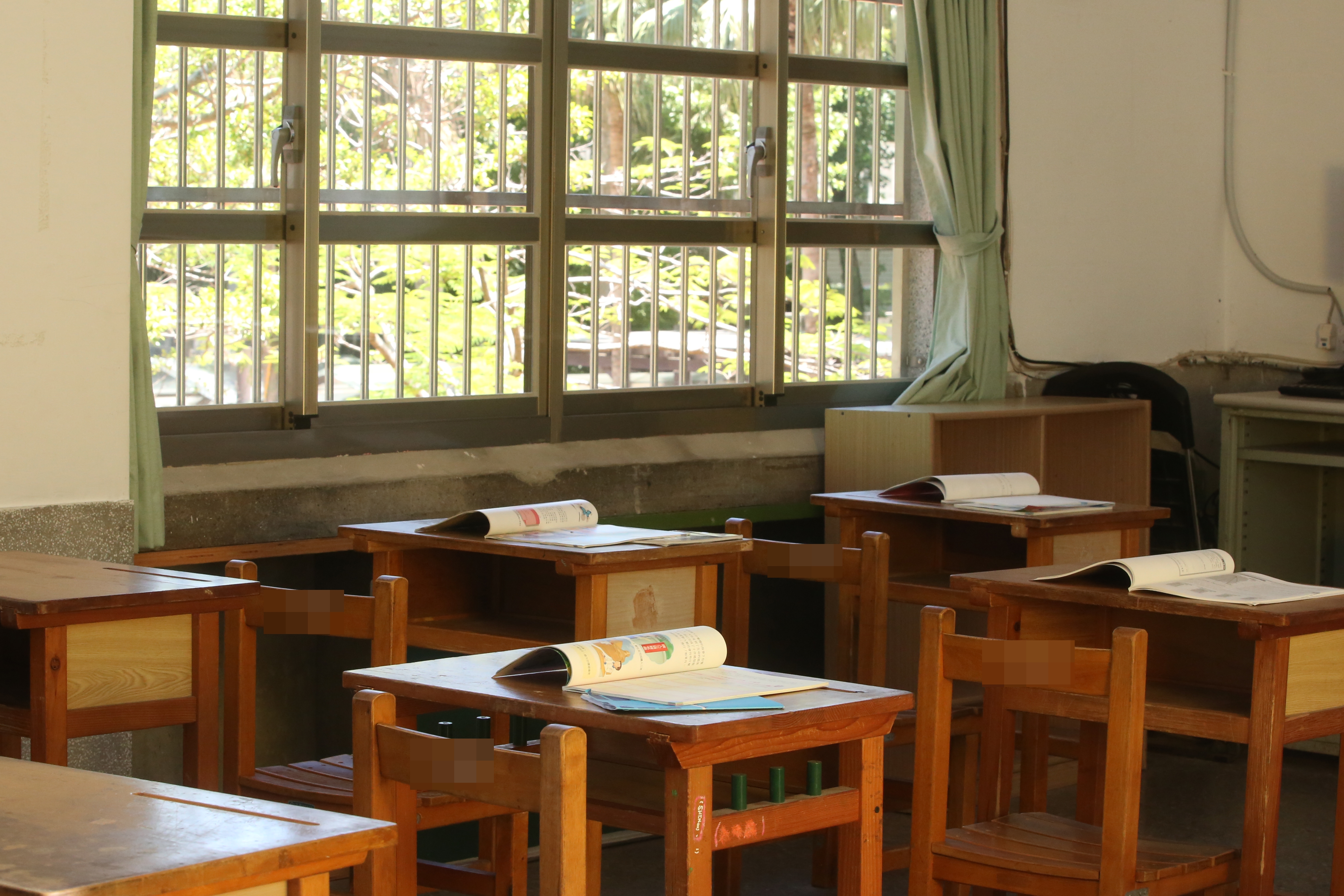 台中市一名國文老師日前因班上學生吵鬧不休，情緒失弄怒翻至少6張課桌椅。示意圖，非當事學校。（本刊資料照）