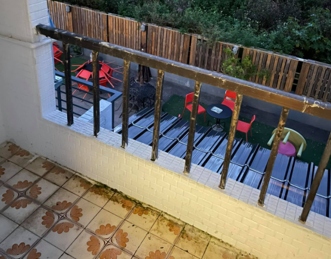 一名網友表示，他入住宜蘭一間民宿，房間卻在今日清晨被一名陌生男子闖入。（翻攝自「好想住飯店⭕好康.踩雷不藏私」臉書社團）