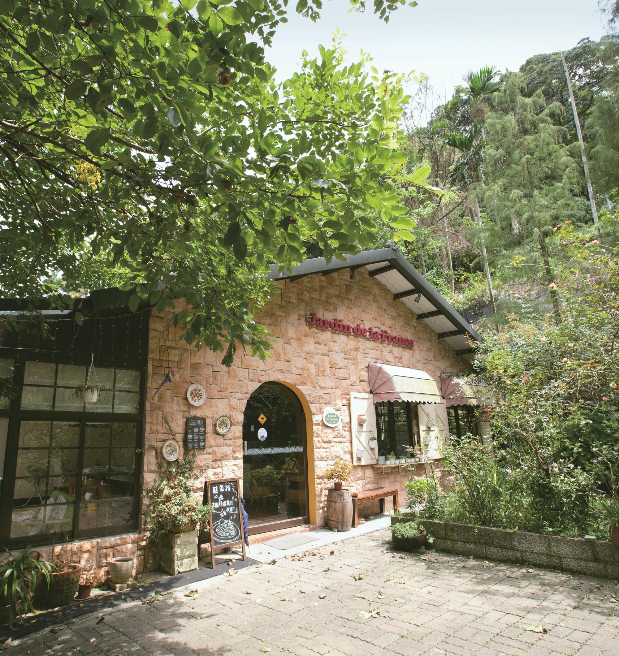 玫瑰花園圍繞著花屋餐廳,與別出心裁的歐風裝置相映成趣。