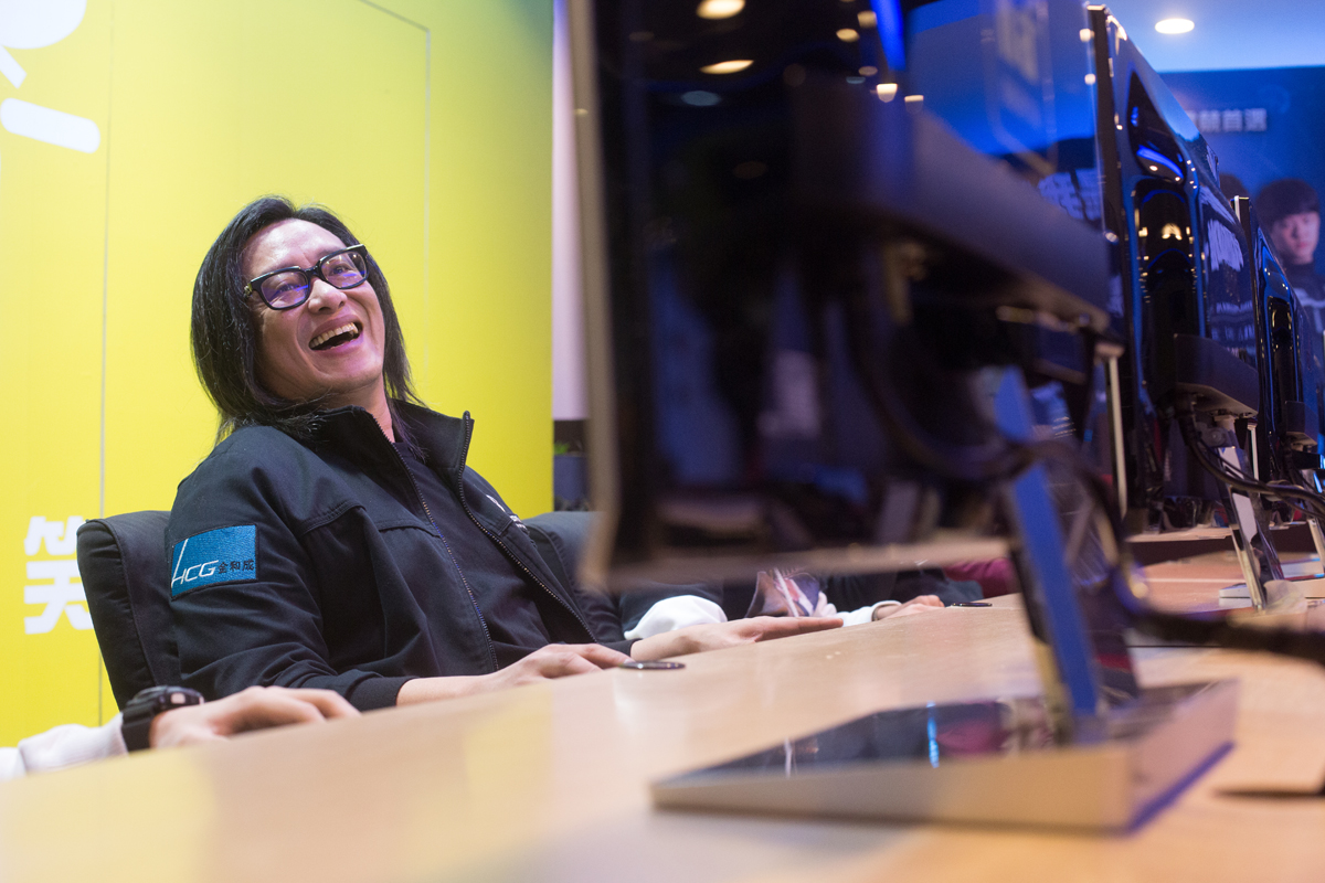 金曲歌王施文彬是台灣知名的《暗黑破壞神2》玩家，重製版《獄火重生》上市之際，他受訪分享沉浸於《暗黑2》的回憶。