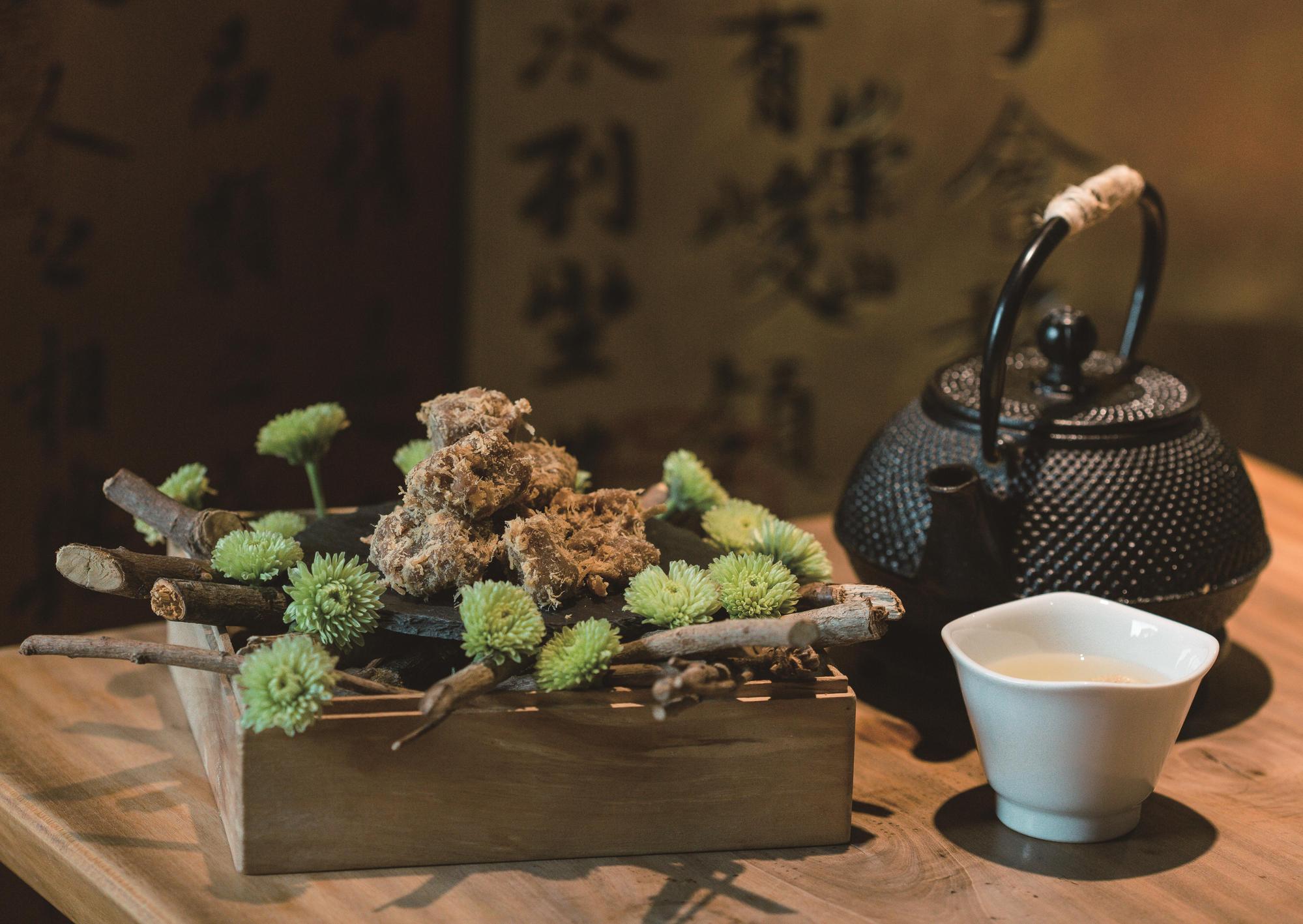 茶屋輕食的花藝盤飾,展現極致美學。