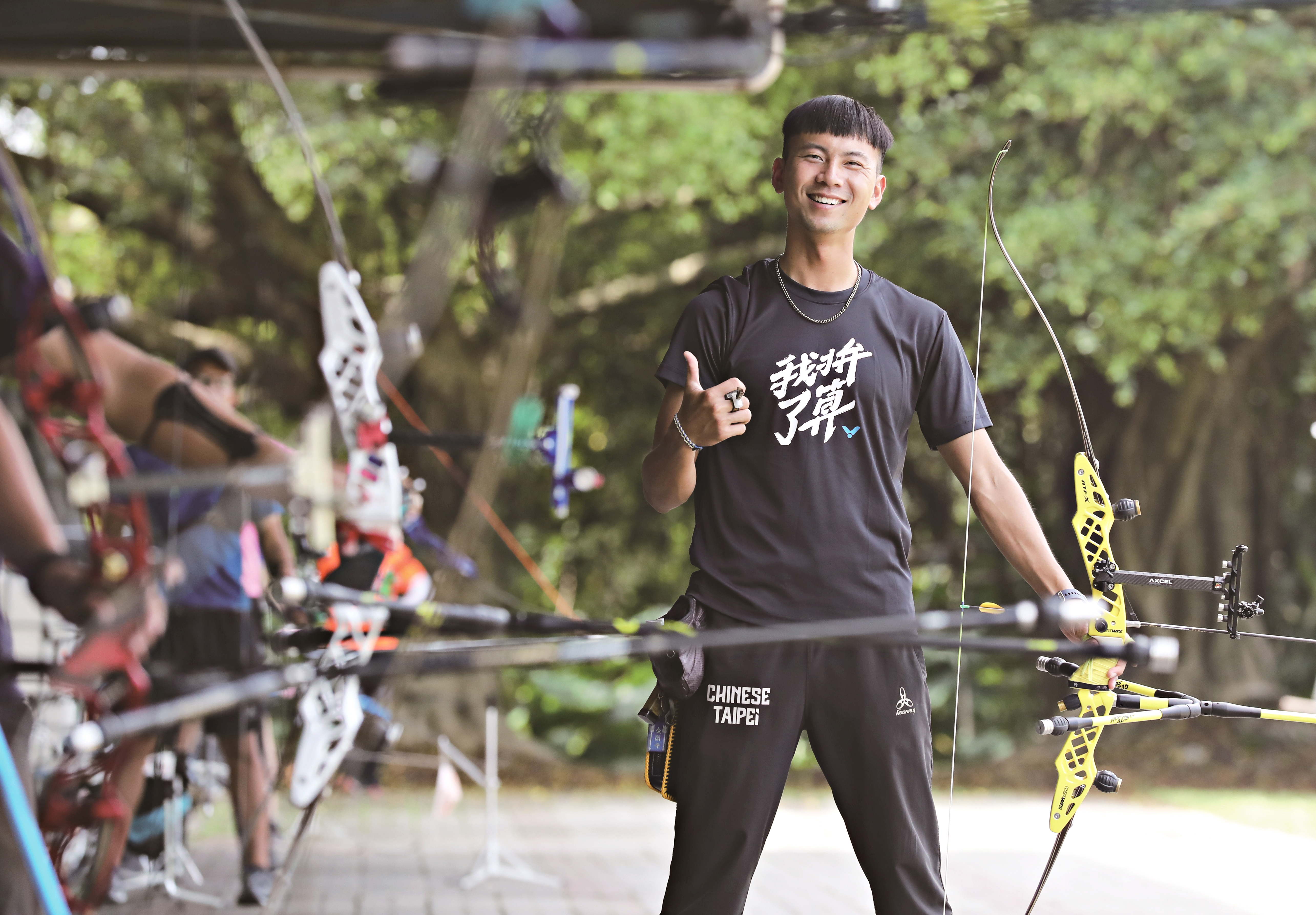 在例行訓練中，魏均珩臉上掛著燦笑，與場上霸氣模樣截然不同。