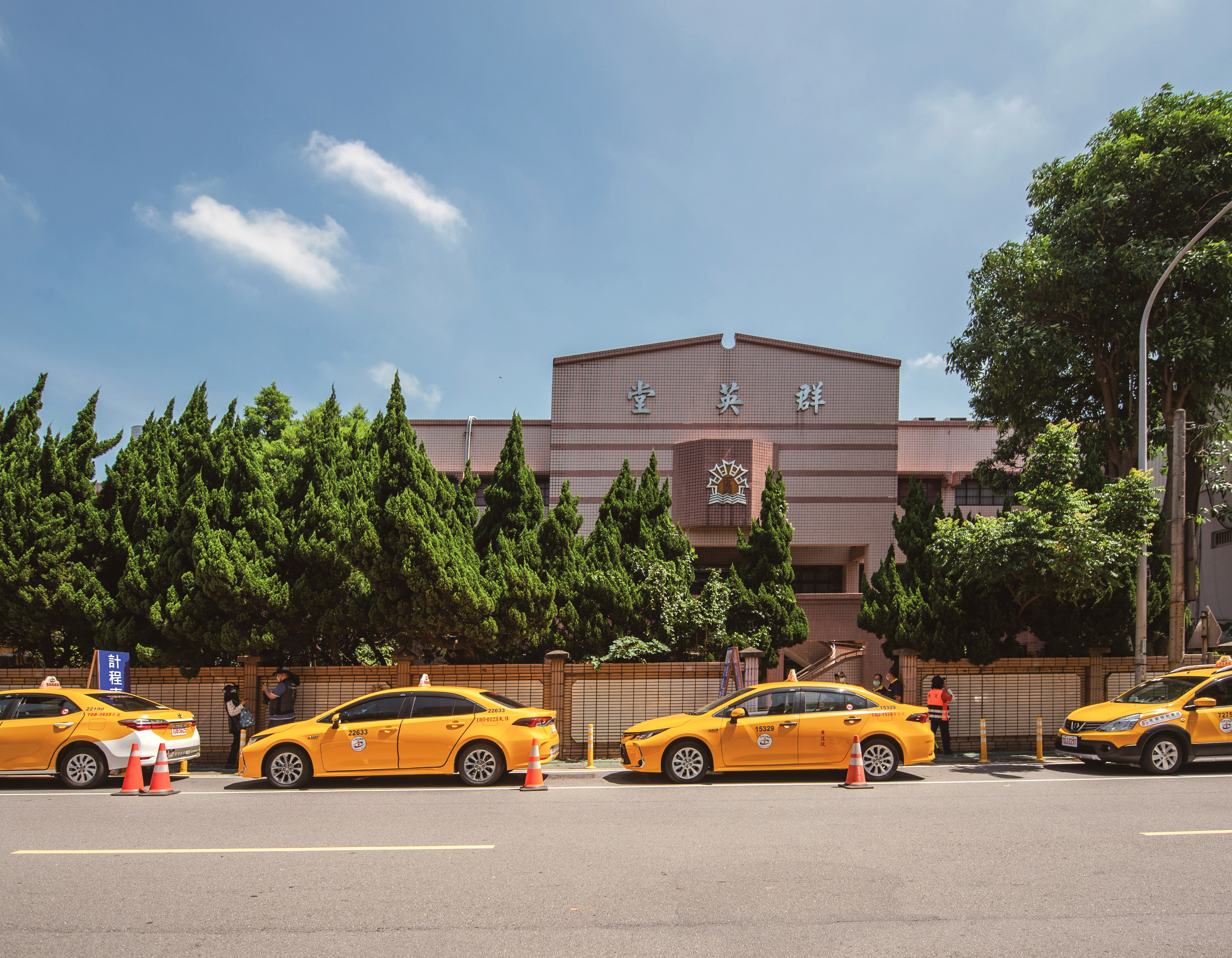 市府號召六大車隊成立愛心計程車,協助載送長者、孕婦施打疫苗。