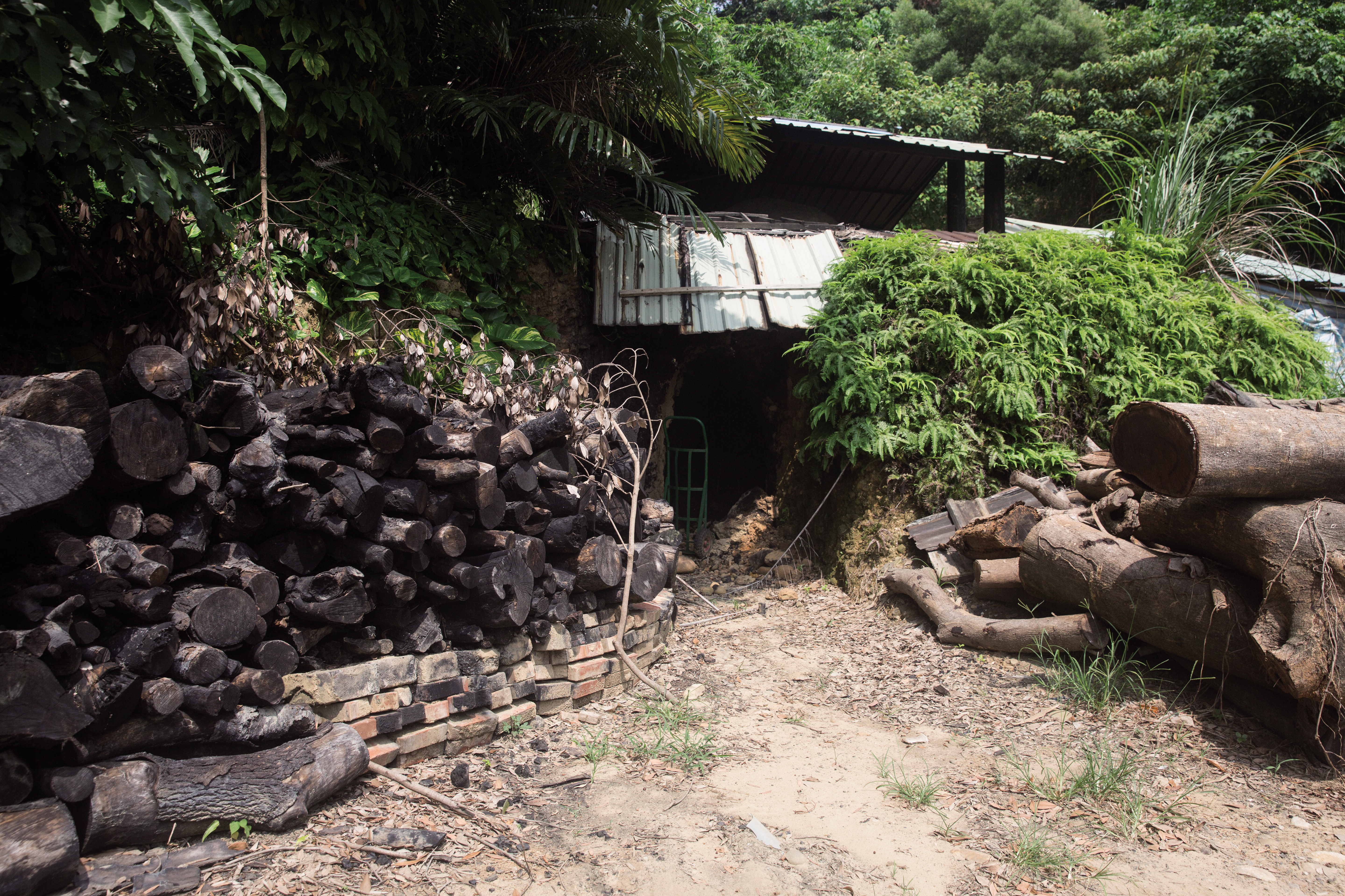 阿公木炭窯是台灣少數保存完整的木炭窯。