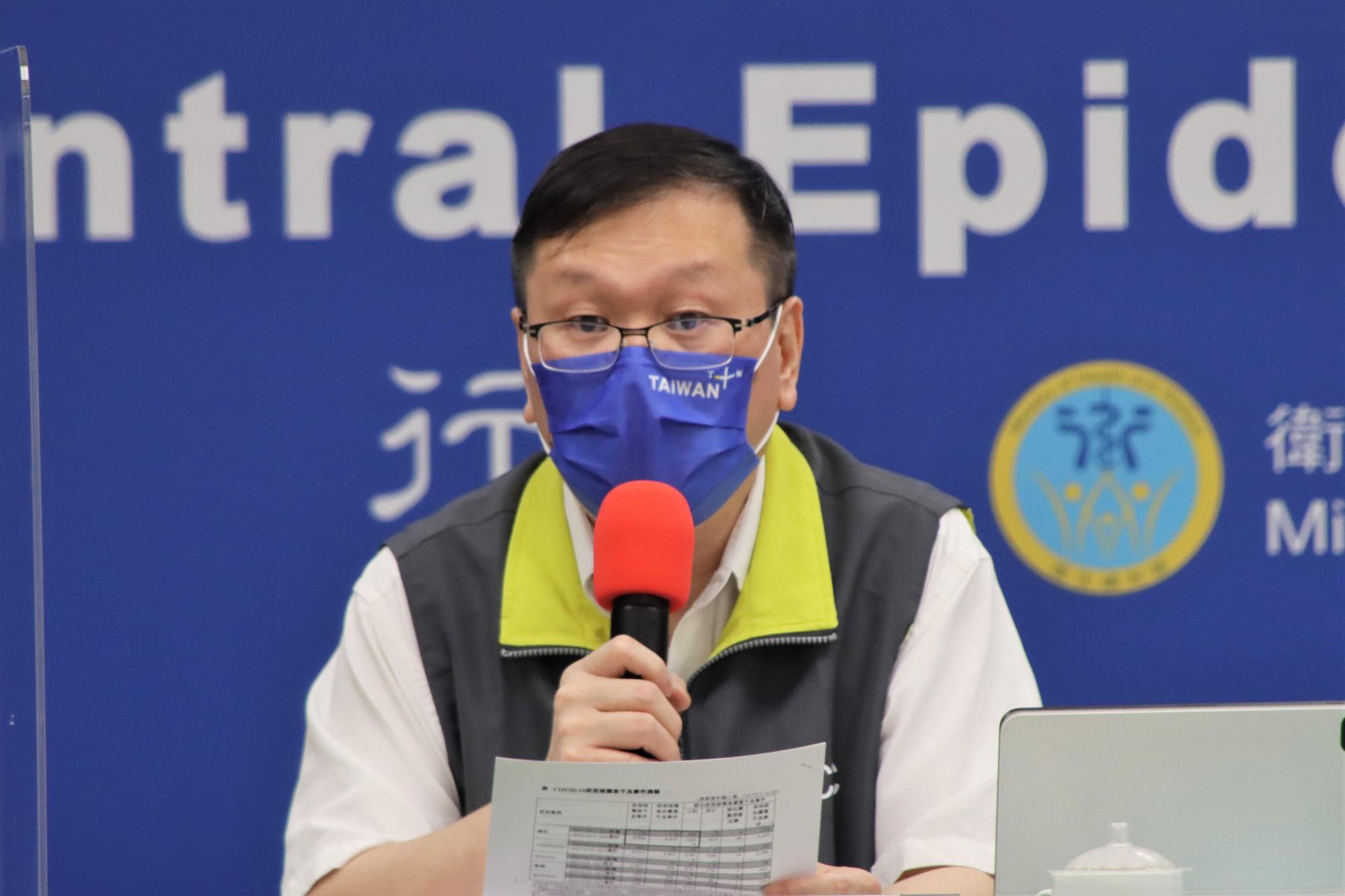 針對首例接種BNT疫苗後通報死亡的個案,莊人祥說明其本身病史及相關過程。(指揮中心提供)