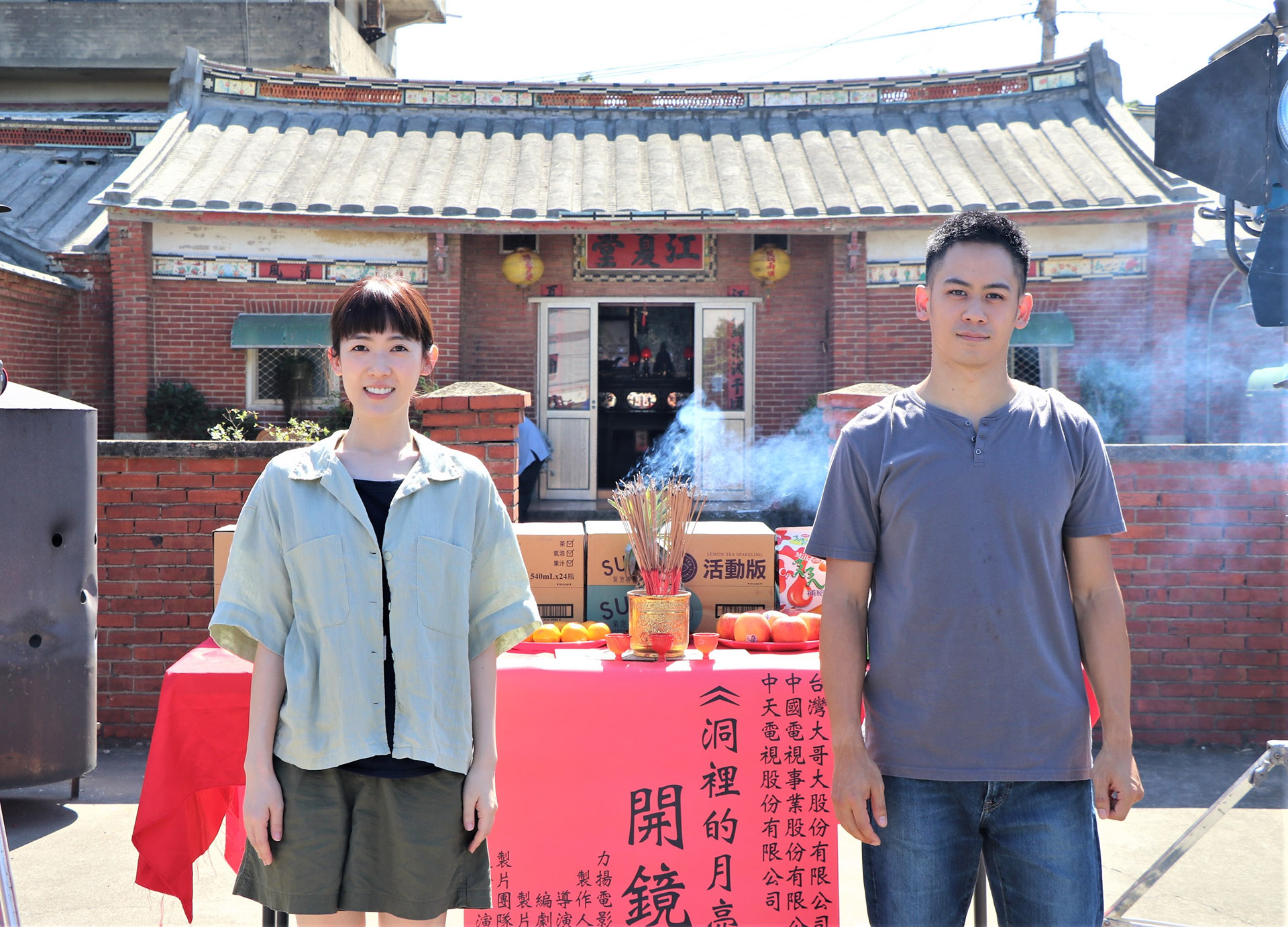 李淳（右）、孫可芳在《洞裡的月亮》飾演夢想開私廚的男女朋友。（中天電視提供）