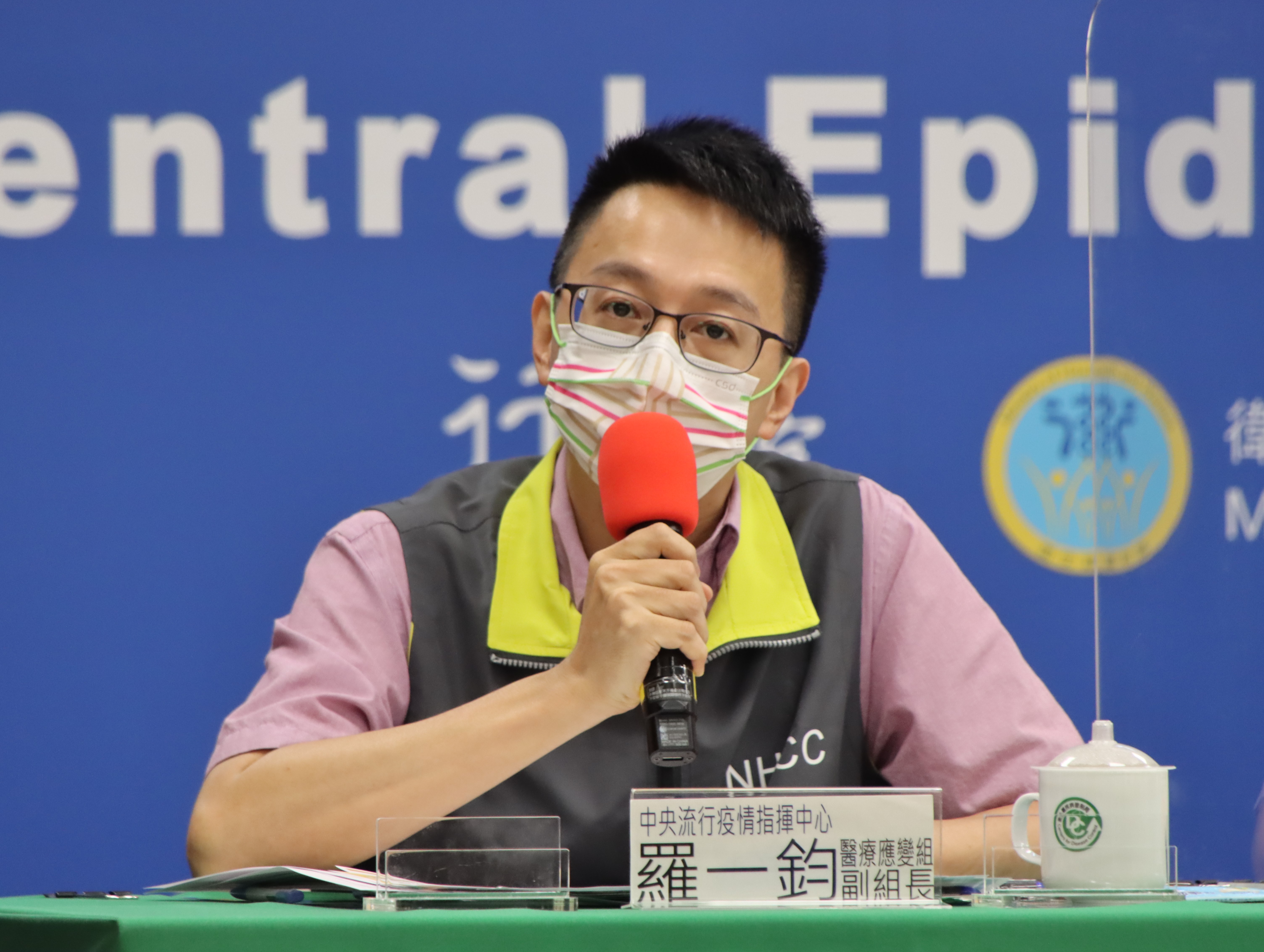 羅一鈞說明今日新增的死亡個案進一步情況。(指揮中心提供)